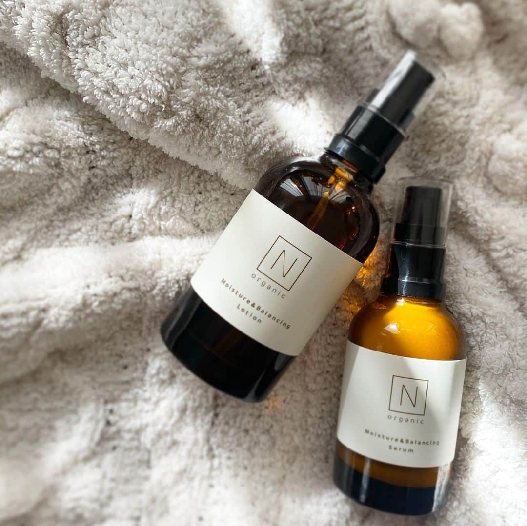えりっこのインスタグラム：「3/12にリニューアルされる N organicのローション＆セラムを一足お先にお試し☺️ @norganic_official  ⋆ 相変わらずいいにおい💕 ⋆ ⋆ 『　#優しいだけのオーガニックはもうおしまい　』 ⋆ となんとも気になるフレーズ🤒 ⋆ N organic モイスチュア＆バランシングローション　100ml 4,180円（税込） ⋆ 【肌トラブルを予防しながら、潤い満ちた艶肌に】 ⋆ アボガドオイル・オリーブオイル・グリチルリチン酸2kの働きでゆらぎ、かさつき、赤みをケア。 ⋆ 保湿成分量も10%upして更に乾燥対策もしてくれます✨ ⋆ 動画swipeでこの潤いを見てほしい🥺 ⋆ ⋆ ⋆ N organic モイスチュア＆バランシングセラム　60ml 6,380円（税込） ⋆ 【外部刺激をブロックして、揺るがない肌を作るマルチ美容乳液】 ⋆ 大気汚染、花粉などの外部刺激、内側からの水分損失をブロック👾 ⋆ ⋆ 二月。 そろそろ紫外線と乾燥が一気に肌に負担をかけてくる時期です。 プラス花粉、PM2.5などなど。 ⋆ ⋆ 良くないものからはしっかりブロックしてお肌を守っていこうと思います✨ ⋆ #norganic #organiccosmetics」