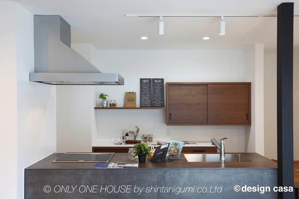 ONLY ONE HOUSE 株式会社 新谷組のインスタグラム：「* #グラフテクト のベトングレー色が映える#アイランドキッチン まるでオシャレな家具のように空間に馴染んでいます👏🏻✨ 作業スペースが広く、数人でのお料理も ストレスなく行えるのがいいですね🍳  more phots▶︎ @shintanigumi.co.ltd   インスタ毎日更新中🌐 いいね！&フォローよろしくお願いします🌿  --------------------------------------  新谷組は土地探しから 設計施工管理の全てを 弊社で担う事ができます！  大工工務店だからこそ出来る 枠にとらわれない自由な発想で お客様のお家づくりを 全力でサポートいたします💪🏻  お気軽にご相談ください☻  #ONLY_ONE_HOUSE by shintanigumi.co.Ltd  ✭ 本社𝕋𝔼𝕃  0770-78-1255 ✭ 事務所𝕋𝔼𝕃  0770-59-2552 ✭  𝔼 𝕞𝕒𝕚𝕝  shintanigumi@outlook.jp ✭ 新谷組𝙷𝙿 http://www.shintanigumi.jp  --------------------------------------  #新谷組 #施工事例 #オンリーワンハウス #おおい町 #舞鶴市 #高浜町 #小浜市 #敦賀市 #若狭町 #美浜町 #新築 #一戸建て #外構工事 #改修工事 #シンプルライフ #マイホーム #注文住宅 #デザイン住宅 #自由設計 #工務店 #家づくり #モデルハウス」