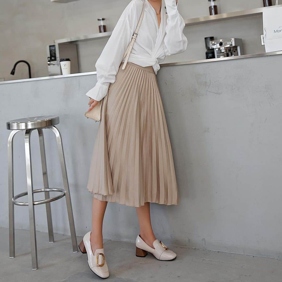 maison de LATIRのインスタグラム：「ヴィンテージテイストや時代感を取り入れたおしゃれなシューズ。 程よい高さのチャンキーヒールは安定感があるのも嬉しいポイント。 カジュアルなパンツスタイルからフェミニンなスカートスタイルまで合わせやすく、コーディネートにマニッシュテイストをプラスしてくれますね。  ↓ご購入はこちらから↓ @maison_de_latir #maison_de_latir #メゾンドラティール #https://shop-list.com/women/brand/maison-de-latir/」