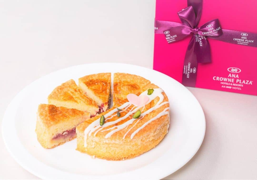 ANA CROWNE PLAZA NARITAのインスタグラム：「バター香る「パティシエ特製ガトーバスクフランボワ」をご用意いたしました。 ガトーバスクとは、フランス・バスク地方発祥の伝統的な焼き菓子です。 しっとりとしたアーモンド入りのクッキー生地に、ラズベリーソースをサンドし焼き上げています。 バレンタインのお返しや、自分へのごほうびにもおすすめです♪  ご予約・詳細はこちら▽ https://www.anacrowneplaza-narita.jp/restaurant/ceres/menu/detail/?id=91&c=lunch  ◆お客様の安全・安心と感染症拡大防止を最優先として以下の取り組みを実施いたしております◆ https://www.anacrowneplaza-narita.jp/information/detail/?id=76  ホテル公式Facebook▽ https://m.facebook.com/anacrowneplaza.narita . ホテル公式Instagram▽ https://www.instagram.com/anacrowneplaza_narita/ . ホテル公式LINE▽ https://lin.ee/1uofs8ueK」