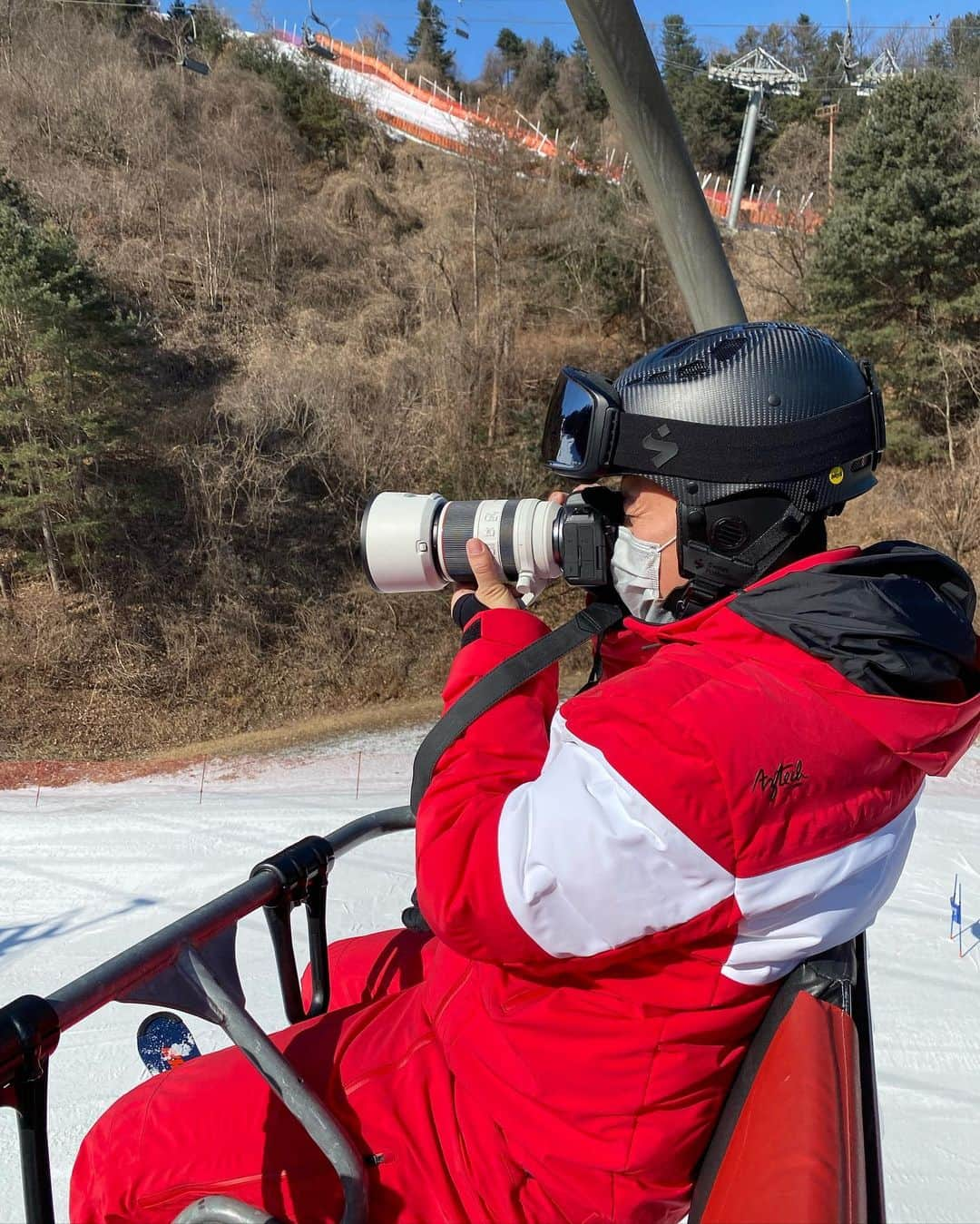 アン・ソニョンさんのインスタグラム写真 - (アン・ソニョンInstagram)「#2021년  #스스키주니어⛷  #seasonoff  코로나로 인해 제대로 시즌동안 배우지도 못했지만, 늘 매 스포츠에 진심인 #서포츠씨 를 아부지로 둔 덕에 만4세에 두번이나 나이 차이나는 형아 누나들 틈에서  #최연소출전선수 로 #대회마스코트 로 사랑도 듬뿍 받고, 칭찬도 받고, 전국 스키 대회 경기 룰도 배우는 좋은 경험이 넘치는 #바로의겨울시즌  (사랑으로 집중력 30분도 안되는 바로어린이 시즌동안 잘 가르쳐주신  @winter_sihyeon #시현스쿨 ,  룰도 모르는 꼬꼬마 바로 델고 다니며 대회내내 너무 잘 챙겨주신  @viva_little365 #비바스키스쿨 감독님, 선생님들 감사합니다🙏🏻)  결론부터 얘기 하자면, 대포카메라 메고 스키타고 내려가며 파파라치 영상찍어대는 극성애비 노력에도 불구하고, 두 대회다 게이트 놓치는 경기룰 인지미숙으로 실격😂😂😂  그러나 몇주간 추운 겨울 새벽6시 일어나 당일치기 오전 논스톱 3시간 레슨이 힘들법도 한데,  단 한번도 춥다거나 배고프다거나 졸리다거나 하는걸로 울거나 보채지 않았고 웃으며 엄마아빠 없이도 혼자서 선생님따라 잘 배우러 다녔고, 시즌 끝 얼떨결에 출전한 대회지만 끝까지 혼자 배운대로 턴잘하며 피니쉬라인까지 #매너완주 했으며 ( 게이트 놓친게 뭔지 몰라 본인은 대회둘다 본인이 1등 인줄 알고 있...😂😂😂왜 1등 상이 메달이 아니고 YMCA 로고 양말이냐며 담번엔 1등말고 2등해야겠다몈ㅋㅋㅋㅋㅋㅋㅋㅋㅋㅋ)  진심으로 경기자체를 즐기는 #스포츠맨쉽 을 배웠으니 그걸로 이미 엄마맘속 #바로1등👍  한마디로 #졌잘싸👏🏻👏🏻👏🏻   새벽같이 내려와 1분 40초만에 피니쉬라인 끊고 바로 또 출근하러 서울가는 팍팍한 일정이지만 이또한 바로덕에 해보는 #첫경험❤️   #수고했어우래기💕 #사랑해바로야❤  #넌진짜최고야👍🏻」2月22日 10時46分 - anney_an_love