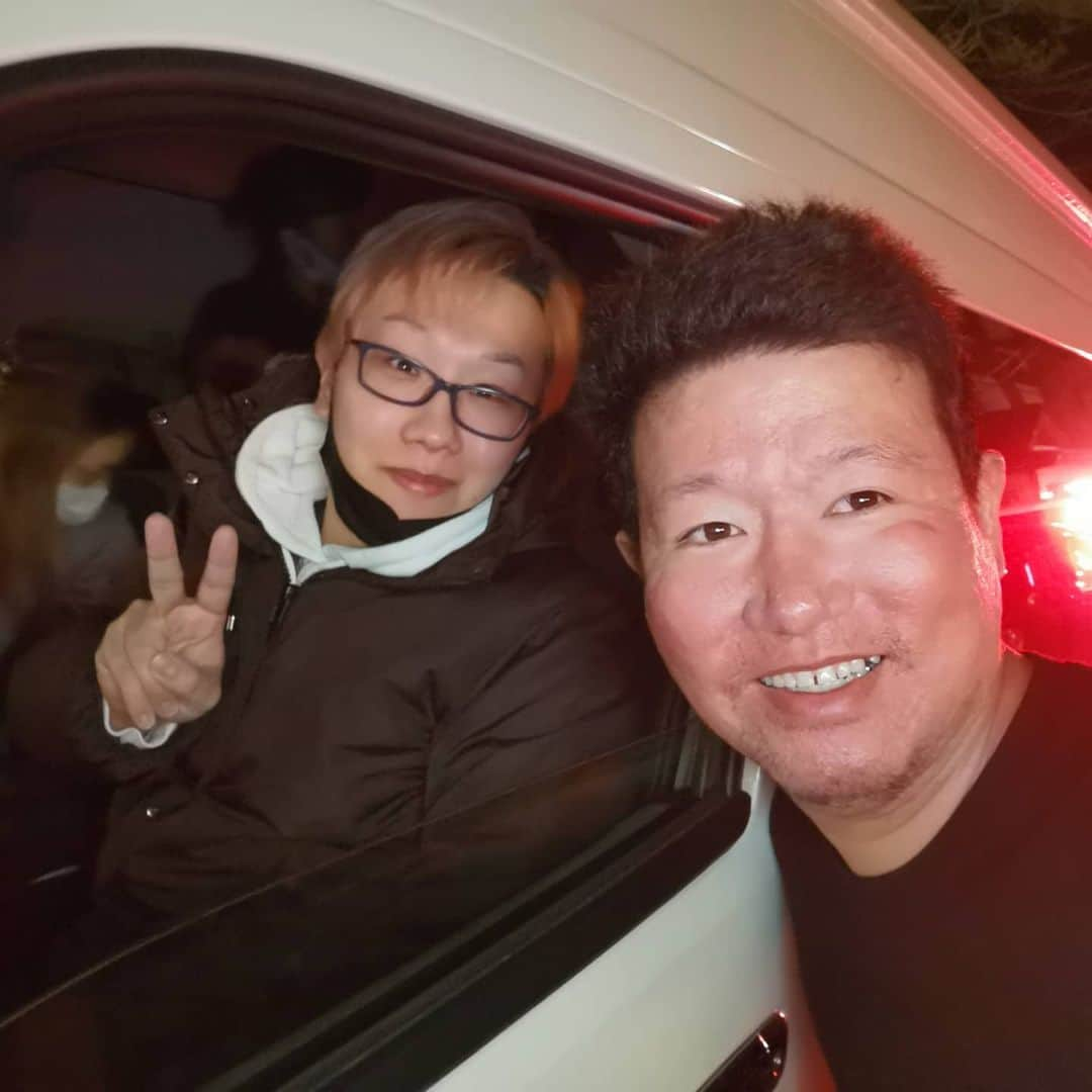 中園健士さんのインスタグラム写真 - (中園健士Instagram)「【転売初心者なんですが﻿ そんな私でも稼げますか？】﻿ 今日は東京から中園物販会社の﻿ スタッフ様５名が新潟まで﻿ 来てくれて１日時間共有して﻿ おります。﻿ 中園物販会社は月商１億円位﻿ まで来てるようです。﻿ 物販は手堅いですね。﻿ ﻿ でも知らない方から﻿ メッセでこのように﻿ 聞かれたら必ずこう答えます。　﻿ ﻿ 分かりません。と。﻿ その人の資産状況、﻿ 使える時間、環境全てが﻿ 分からない中、安易に﻿ ﻿ 　﻿ 「大丈夫ですよ、誰でも稼げますよ」﻿ ﻿ 　﻿ 　﻿ なんて無責任なこと言えません。﻿  ﻿  ﻿ ﻿ 　﻿ ただ初心者のままでは稼げません。﻿ ２，３ヶ月行動することにより誰もが﻿ 中級者になり、１年もすると転売なんて﻿ 誰もが上級者になります。﻿ 　﻿ 　﻿ 　﻿ 最初の１，２ヶ月を特に﻿ がむしゃらにやれる方が﻿ 稼げるようになるのは﻿ 間違いありません。﻿ 　　﻿ 　　 ﻿ ﻿ 後はゆっくりでもいいんですよ。﻿ とにかく最初のスタートは﻿ 全力で取り組んだ方が﻿ 稼げるようになるし、後々自分が﻿ 楽になります。　﻿ 　﻿ 　　﻿ ﻿ 　﻿ 僕の転売ビジネスって﻿ 樂して稼ぐとか、﻿ 誰でも南の島でのんびりしながら～。﻿ ﻿ 　﻿ 　﻿ とかではないんですよ。。。。﻿ ﻿ 　　﻿ ﻿ 　﻿ 誰もが努力して技術を身につけて﻿ その技術によって﻿ 一生お金の不安から開放される。﻿ 　﻿ お金を市場から個人の力で﻿ 稼ぐ続けることが出来る、﻿ ﻿ 　　﻿ ﻿ ということを教えていますので、﻿ 最初から﻿ 樂して稼ぎたいなぁ～～。﻿ ﻿ 　﻿ という方は辞めた方がいいです。﻿ 　﻿ お金の無駄になりますので。。。。﻿ ﻿ 　﻿ 　﻿ ま、本気で稼ぎたいな﻿ らやってみてみては？﻿ ﻿ という感じですね。﻿ 　﻿ 　﻿ 安易な楽して誰でも稼げる系の﻿ ページに踊らされない方がいいですよー。﻿ 　﻿ お金失って高額塾のハシゴする﻿ 第一歩となりますのでｗｗ　﻿ 　　　﻿ 27日間で2757名参加の﻿ 無料で教える起業、集客、情報発信﻿ ラインサロンでは﻿ ビジネスに限らずに﻿ 世の中のトレンド、役に立つ知識などを﻿ 今の所日刊で﻿ 配信しております。﻿ 隙間時間、移動時間で﻿ サクッと読める内容にしております。﻿ 匿名、顔出しなしで﻿ ３秒で入れますので﻿ お気軽にトップページからご参加下さい〜。 　 #物販  #物販ビジネス  #物販で副業  #物販で稼ぐ  #物販女子  #物販ガチ勢  #物販稼ぎ方  #物販で脱サラ  #物販稼ぐ方法  #物販したい  #せどり  #せどり初心者  #せどり女子  #せどりビジネス  #せどりやり方」2月22日 10時51分 - nakazono.kenji