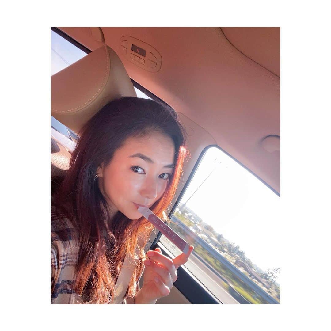 チン・ジェヨンのインスタグラム：「[open #cont_공동구매 ] . 비로소를 드시는분들이 매달 소개 또 소개로이어지는 기록. 시간이가며 효소의중요성이 관심사 챙겨먹어야겠다하시는분들이 많아지는것같아요.  건강이최고라는 백번얘기해도 과하지않은이야기.  체내 효소는 생성되지않아 채워줘야지만되어요. 더부룩하고 불편한속을 참는분들이라면, 더이상 참지마세요.  . 🤎비로소는, 100%곡물만을 발효해서만든 발효효소로, 발효과정을 거친원료외의, 다른원료는 전혀사용하지않은 유일성을 가진 효소입니다.  비로소 오픈되었어요. . *23일부터 순차발송되어요.  . #콘티✖️비로소 (22-24) @con.t_commerce  . .」