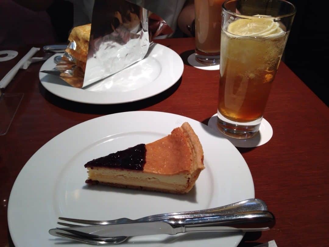 関西LIFE－homelife－のインスタグラム：「【京都府・京都河原町】 心満たされるケーキを食べたくなったら【ハーブス】 . ハンドメイドとフレッシュネスにこだわったカフェです♪ 季節感のあるケーキメニューにはいつも目移りしてしまいます( *´艸｀) 私がいただいたのは、ブルーベリーチーズケーキです！ タルト生地に、コクのあるチーズクリームが最高のバランスでした☆ . . @homelife_local では #homelife_京都 では京都のいいところを紹介していきます。みなさんの大好きな京都を教えてください。 . . #ハーブス #ハーブス 京都藤井大丸店 #チーズケーキ #チーズタルト #ブルーベリーチーズケーキ #ベイクチーズケーキ #HARBS #紅茶 #レモンティー #京都グルメ #四条グルメ #京都河原町 #グルメ #京都 #幸せ #京都グルメ #京都ランチ #京都女子会 #京都 #京都旅行 #京都観光 #そうだ京都行こう #観光 #旅行 #京都 #kyoto #japan #japantrip #japantrip2021」