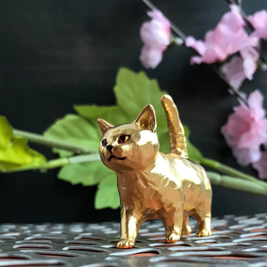 GINZA TANAKA 公式さんのインスタグラム写真 - (GINZA TANAKA 公式Instagram)「・ 【2月22日　猫の日】  2月22日は　にゃん　にゃん　にゃん　の猫の日です。 そこまで来ている春とお話しながら、猫とお散歩でもしたいですね。 少しずつ暖かくなっていく毎日に春の予感を感じます。  むすんだ口元が愛らしいギンザタナカの純金オブジェは（猫）は、全国的な人気を誇る木彫り彫刻家のはしもと みお氏とギンザタナカの共同製作です。木彫りならではのノミ跡が分かるような表面の仕上げが特徴です。  純金の猫が気に入ったらしおりマークで保存してください。 #GINZATANAKA #ginzatanaka #ギンザタナカ #田中貴金属 #田中貴金属ジュエリー #猫の日 #ねこ #K24 #純金 #オブジェ #置物 #ゴールド #プレゼント #贈り物 #はしもとみお」2月22日 11時00分 - ginzatanaka_jp