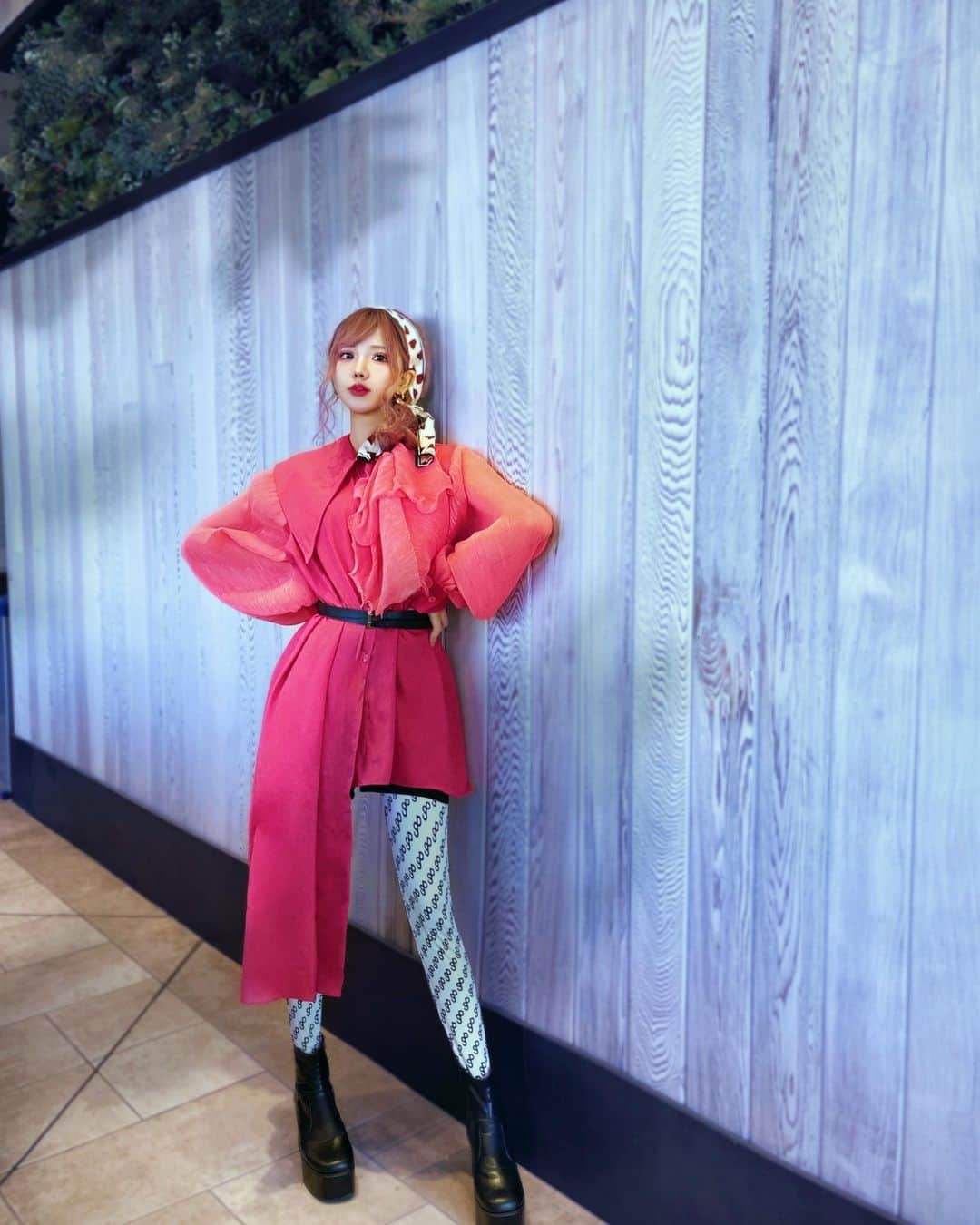 のインスタグラム：「・ せっかくのいい天気だから、久しぶりにファッショナブルなお洋服を着て出かけた☀️  #今日のコーデ @laforcetokyo   凛とした女性をテーマにしてるブランドで、お洋服は全部名前もついてるのよー  今日着てるのは「愛のある言葉」 なんかロマンチックで気分転換にいい🙈  #laforcetokyo#ラフォース東京#春コーデ#春服#  大人かわいいスタイル#ワンピースコーデ#大人可愛いコーデ#個性的#ハデカワ#ファッションスナップ#着こなしコーデ#ootdstyle #街拍style #着こなしコーデ#chicfashionstyles #着こなし#穿搭分享#穿搭日常」