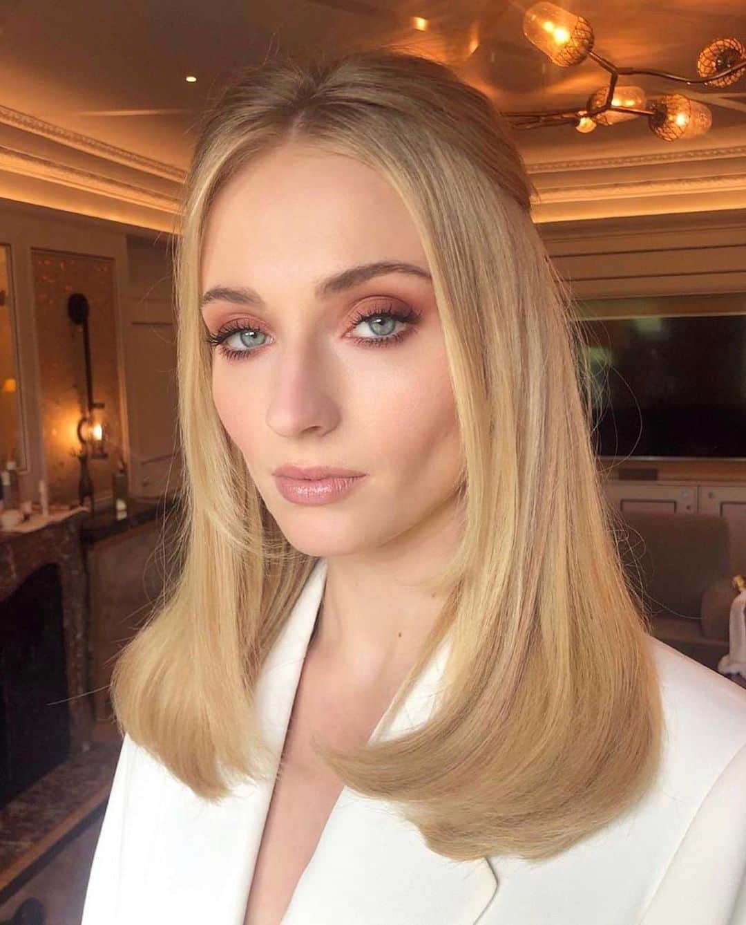 WHO WHAT WEARさんのインスタグラム写真 - (WHO WHAT WEARInstagram)「Queen of the North—and serving serious glam. Happy 25th birthday, @sophiet. ✨ photos: @cwoodhair, @georgieeisdell, @hungvanngo」2月22日 11時02分 - whowhatwear