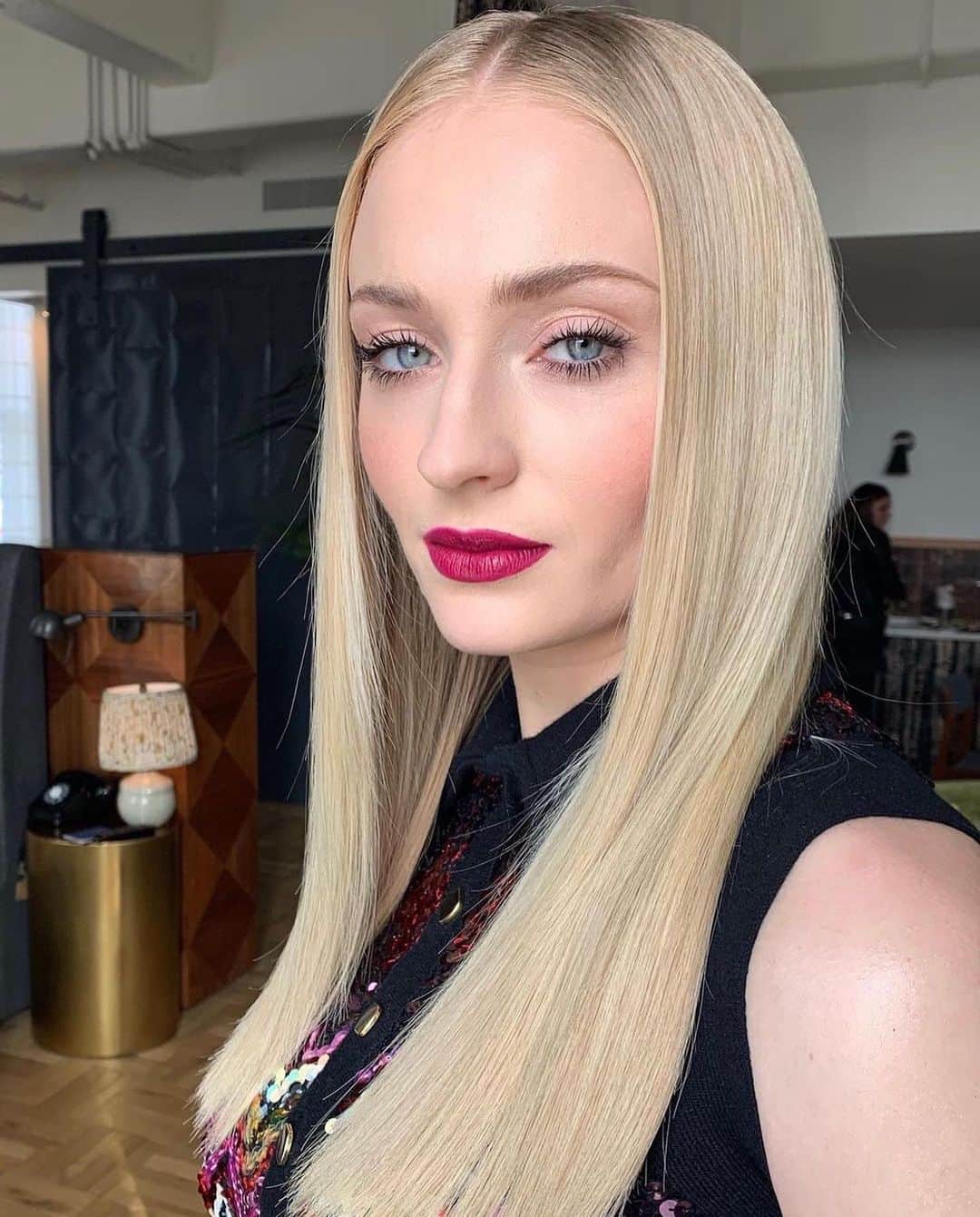 WHO WHAT WEARさんのインスタグラム写真 - (WHO WHAT WEARInstagram)「Queen of the North—and serving serious glam. Happy 25th birthday, @sophiet. ✨ photos: @cwoodhair, @georgieeisdell, @hungvanngo」2月22日 11時02分 - whowhatwear