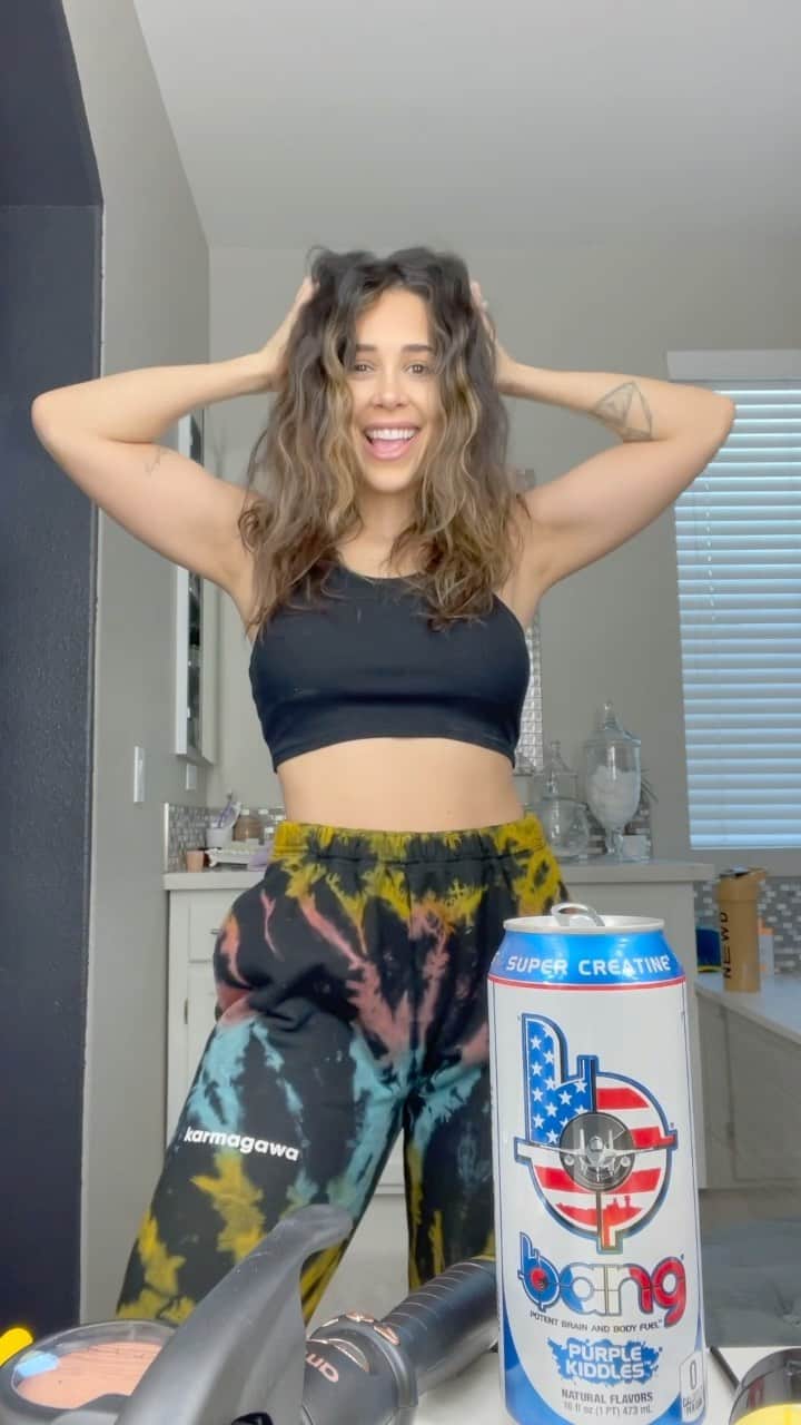 Tianna Gregoryのインスタグラム：「Getting ready in the morning is always easier with @BangEnergy 🙌 Follow the inventor @BangEnergy.CEO #BangEnergy #EnergyDrink」