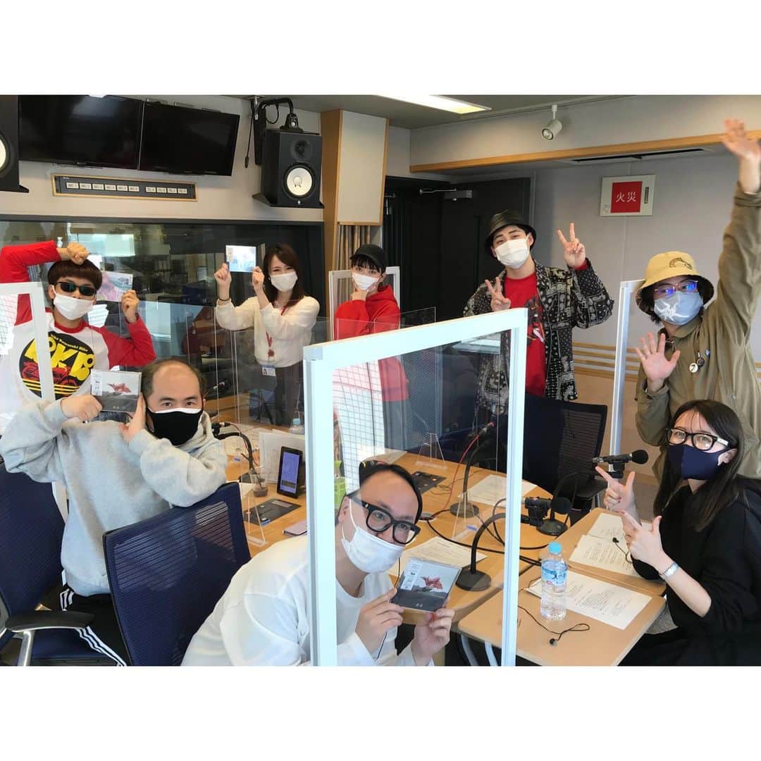 舘谷春香のインスタグラム：「土曜のpepepeラジオは緑黄色社会のみなさんとAwesome City ClubのPORINさんが来てくれました〜☺️  緑黄色社会はなんと5度目のご登場🥦🍅🥕 どんどんご活躍されていっております！小林さんはヘビを飼ってて長屋さんはカエルを飼ってるらしい🐍🐸  Awesome City ClubのPORINさんは初登場！映画「花束みたいな恋をした」のインスパイアソング勿忘が話題！ 先日花束みたいな恋をした観てきたので、お会い出来るのとても楽しみにしておりしたー！ファミレスのお姉さん！！🥺✨  花束みたいな恋をした、予告見て恋愛キュンキュン映画なのかなと思ってたら全然違った笑 すごく辛い気持ちになって帰る良い映画でした🥲 劇中に出てくる曲もすごく素敵で、観た後ACCずっと聴いてます🥺 フレンズのNIGHT TOWNときのこ帝国クロノスタシスも！(単純)  スタジオのPORINさんは青髪がすごく綺麗だった〜💙  たくさん笑って楽しかったー！  #文化放送 #joqr #pepepeラジオ #ペペペラジオ #トレンディエンジェル #バイク川崎バイク #bkb #舘谷春香 #緑黄色社会 #awesomecityclub #acc #オーサムシティクラブ #花束みたいな恋をした #勿忘 #ラジオ #radio #radiko #ラジオのある暮らし」