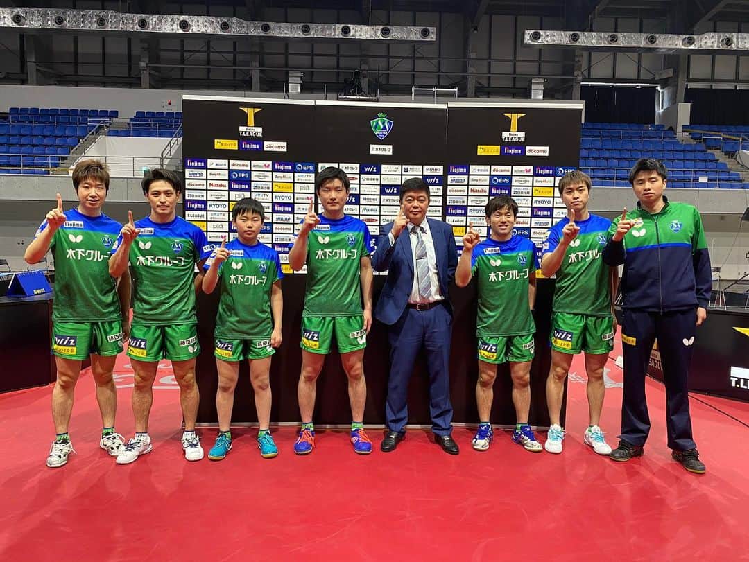 張本智和のインスタグラム：「Tリーグ3rdシーズン リーグ優勝、リーグ3連覇できました！ 最終戦まで2位と苦しいシーズンでしたが最後の最後で逆転ができました💪 個人としては前半戦1勝だけとチームにたくさん迷惑をかけてしまいましたが、チームのみなさんがカバーしてくれて、後半戦以降は合わせて16勝ができ2度目の最多勝を獲得できました🏆 26日はファイナルがあります。 ファイナルもチームが3連覇できるように勝ちに行きます！ 応援よろしくお願いします！」