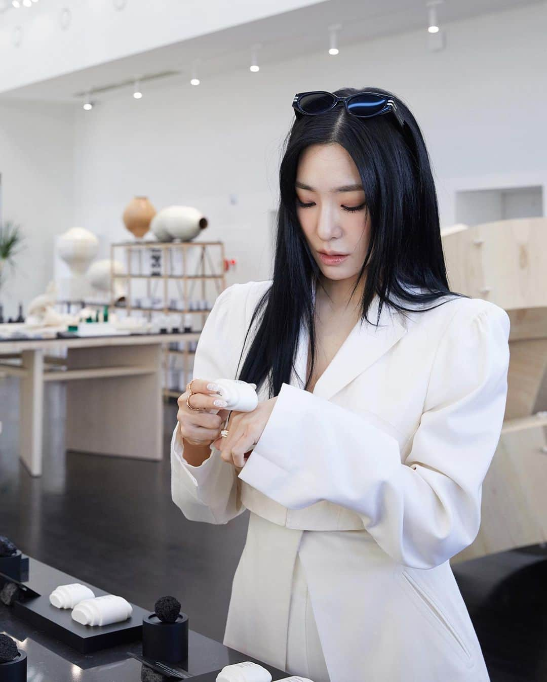 GENTLE MONSTERさんのインスタグラム写真 - (GENTLE MONSTERInstagram)「[Tiffany in HAUS DOSAN] 하우스 도산을 방문한 티파니 @tiffanyyoungofficial  티파니와 함께 젠틀몬스터, 탬버린즈, 누데이크 세 브랜드의 새 여정이 시작될 공간 ‘하우스 도산’을 만나보세요. ⠀ 2월 24일 퍼블릭 오픈⠀ 운영시간: 11:00-21:00 (연중무휴)⠀ ⠀ 📍서울특별시 강남구 압구정로46길 50⠀ ⠀ *본 촬영은 코로나 방역 협회의 프리미엄 방역과 전 인원의 발열체크 실시 후 안전하게 진행되었습니다.⠀ ⠀ Tiffany @tiffanyyoungofficial at HAUS DOSAN. Look around with Tiffany at HAUS DOSAN in Seoul, where three brands Gentle Monster, Tamburins and Nudake will kick off their fresh new journey. ⠀ February 24th Public Open⠀ Opening hour: 11:00-21:00 ⠀ 📍50, Apgujeong-ro 46-gil, Gangnam-gu, Seoul, Republic of Korea⠀ ⠀ *This shoot was carried out safely after the COVID-19 Association's safety procedure including measuring the body temperature and sanitizing hands.⠀ ⠀ #TiffanyYoung #Tiffany #티파니 #티파니영 #하우스도산 #HAUSDOSAN #GentleMonster #GentleMonsterStore #젠틀몬스터 #tamburins #탬버린즈」2月22日 11時16分 - gentlemonster