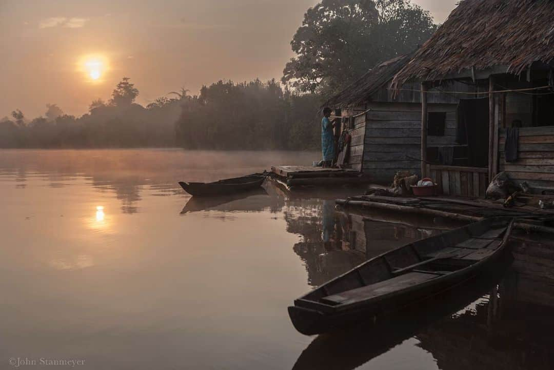 ジョン・スタンメイヤーさんのインスタグラム写真 - (ジョン・スタンメイヤーInstagram)「Not so visually interesting, this is about remembering… Much of my time photographing a story about piracy in the Malacca Straits was spent living aboard and traveling on simple wooden boats. At the time, I heard the Lalan River in South Sumatra was a known area for pirates to seek refuge after heists in the Banka Straits. Not expecting any ship raids, I was interested in learning who lives in this beautiful river area of Indonesia. That is when I met Wahila and her three children, Rika, Rison, and Yanti. Wahila is part of the indigenous Mangsang people (I don’t believe a direct connection to the town of Mangsang). For centuries Wahila and her ancestors have inhabited these narrow waters, their homes made of wood, floating on the many river ways, and changing locations while living off the sea. After spending much of the afternoon together with her husband, they felt the night was not wise to travel further upstream. In all their kindness and warm welcoming, they insisted we stay the night. Keeping our rickety boat moored next to their home, remembering that evening how peaceful sleeping on the boat's bow under the stars, and it was cold for being so close to the equator. Awaking early the following day, layers of fog moved along the Lalan river as Wahila hung laundry. Having breakfast with the family, saying our goodbyes. ⠀⠀⠀⠀⠀⠀⠀ from the @natgeo story #InDireStraits #fromthearchives #indonesia #sumatra #LalanRiver #BankaStraits #water #river #fog #laundry #remembering」2月22日 11時12分 - johnstanmeyer