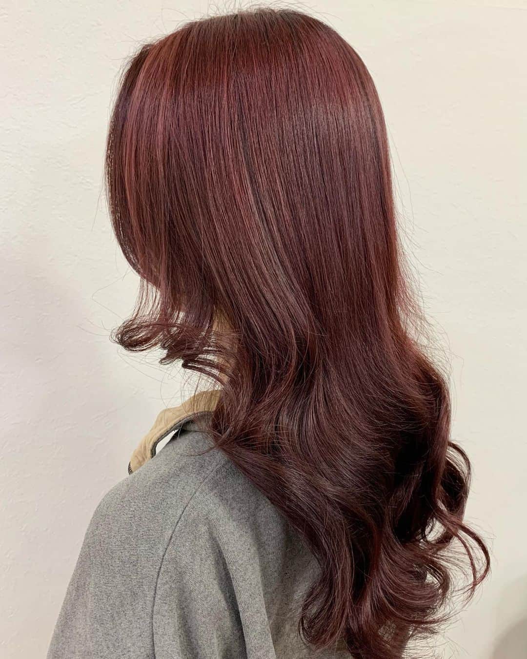 salon PRATiNO(サロンプラチノ)のインスタグラム：「#ダークチェリーカラー   深みのあるチェリーレッドで 落ち着いた大人の雰囲気に✨ いつもと雰囲気を変えたい方にもオススメです✨  . . 【CLAVIS PRATINO】 ◇月曜日～土曜日 10:00～20:00 ◇日曜日 10:00～18:00  ※定休日なし ※時間外はお問い合わせください。 愛知県名古屋市中区錦3-4-19石垣ビル７Ｆ ☎︎052-962-7017  【PRATINO SNS・お店情報】  Instagram  メインアカウント→ clavis_pratino スタッフアカウント→ pratino_staff YouTube → https://www.youtube.com/channel/UC29An_f8mXliizce-Y6AUsA  LINE@→ ＠clavis-pratino HP→ http://clavis-pratino.com CLAVIS公式アプリ→ アプリ検索「CLAVIS 公式アプリ」  . #hairstyle #hair #cornrow #braids #clavispratino #spiralperm #pratino #hairsalon #nagoya #haircolor #love #派手髪 #外国人風カラー #バレイヤージュ #グラデーション #コーンロウ #ブレイズ #スパイラルパーマ#ピラミンゴカラー  #特殊ヘア #ブラックヘア #美容室 #ヘアサロン #ヘアスタイル #ヘアカラー #クラビスプラチノ #名古屋 #栄 #錦」