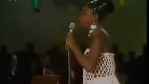 レオナ・ルイスのインスタグラム：「Happy 88th birthday to the high priestess of soul @ninasimone Forever grateful for the gifts you left us 🌹」