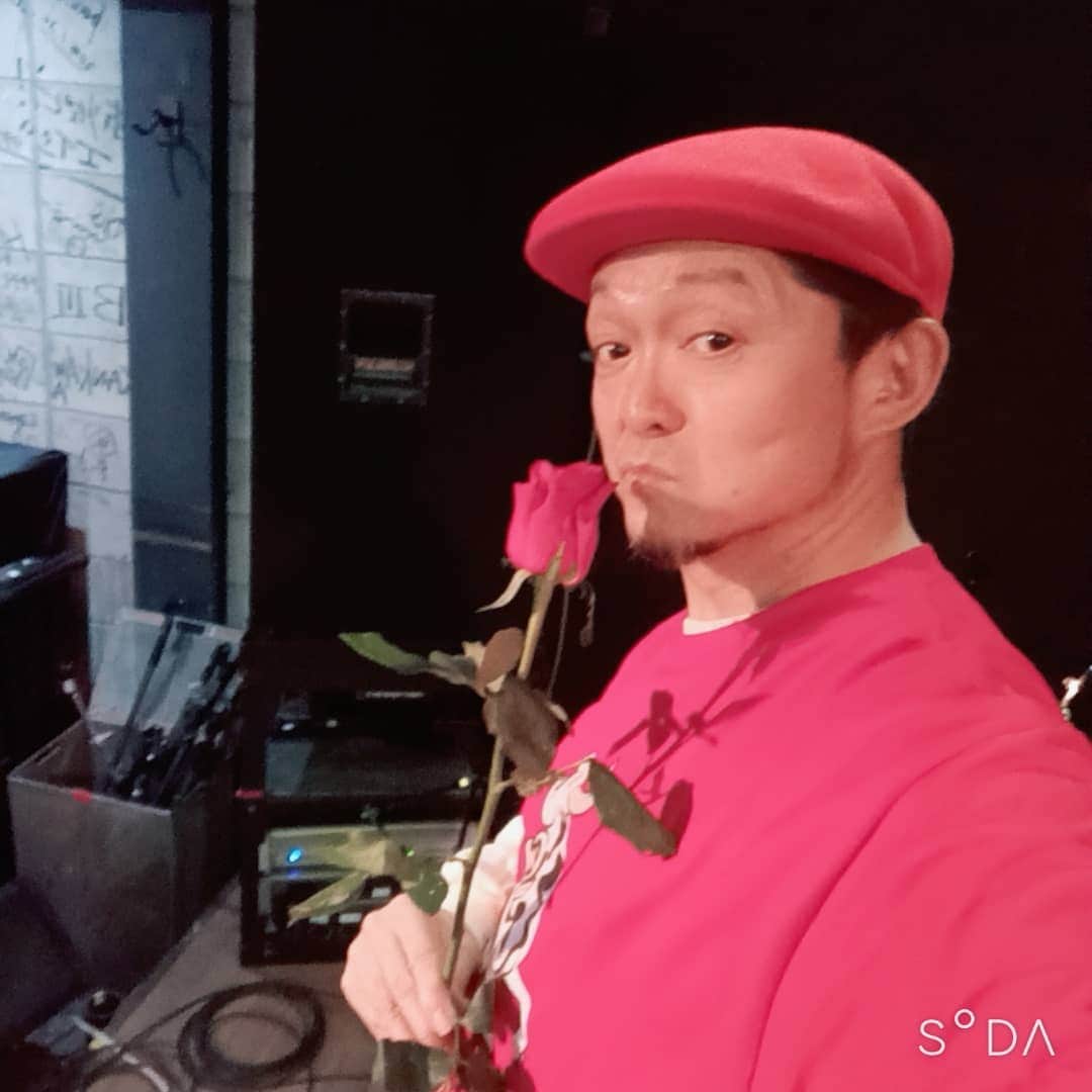 松本隆博のインスタグラム：「。 昨日は倉敷クッキージャー におりました！ 皆が松本隆博の還暦少年 パーティを催してくれましたー  木彫仏師松並義孝氏作の Tシャツをみんながプレゼント してくれました！なんと偶然にも 松波氏の誕生日が同じ2月10日 だというキセキもありぃで(^_^) なんかこれでこの1年、ますます 素敵などっしり牛歩で着実に大地 踏みしめて牛進(もーしん)出来そう です、そして僕の愛する種田山頭火 の風の句シリーズ。 山頭火の句、 ｢人に逢はなくなりてより山のてふてふ｣  まさに修行の日々を謳ってると読む。 そして山頭火は59歳でこの世を去る のだ。。。 ここで一句が閃めく…  種を巻き 後は頼んだ 山頭歌 (^-^)  ほんとほんとほんとみんな ありがとう😊  笑顔素直還暦 還暦少年 松本隆博  ～人生遊歩道～」