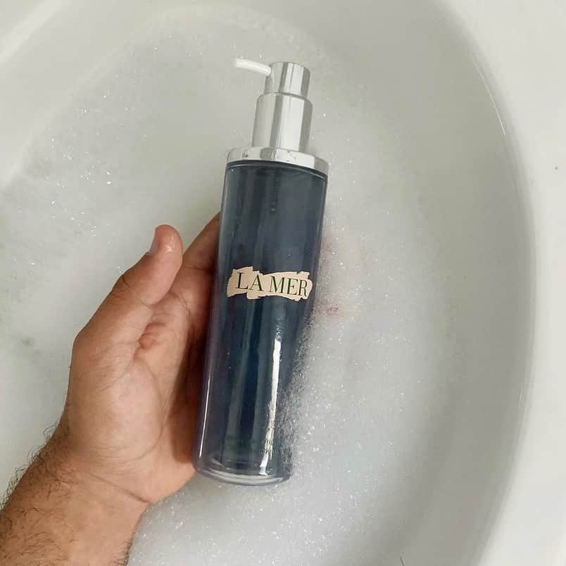 ドゥラメールのインスタグラム：「The Cleansing Oil—a perfect pick all year round. When gently shaken, this cleansing suspension transforms into a detoxifying emulsion of precious marine oils and pearl powders. Apply to dry skin to remove makeup, or apply with water for a milky, purifying wash. The complexion emerges hydrated and ready for treatment.⁣ ⁣ #Regram ℅ @abdulalmuftah」