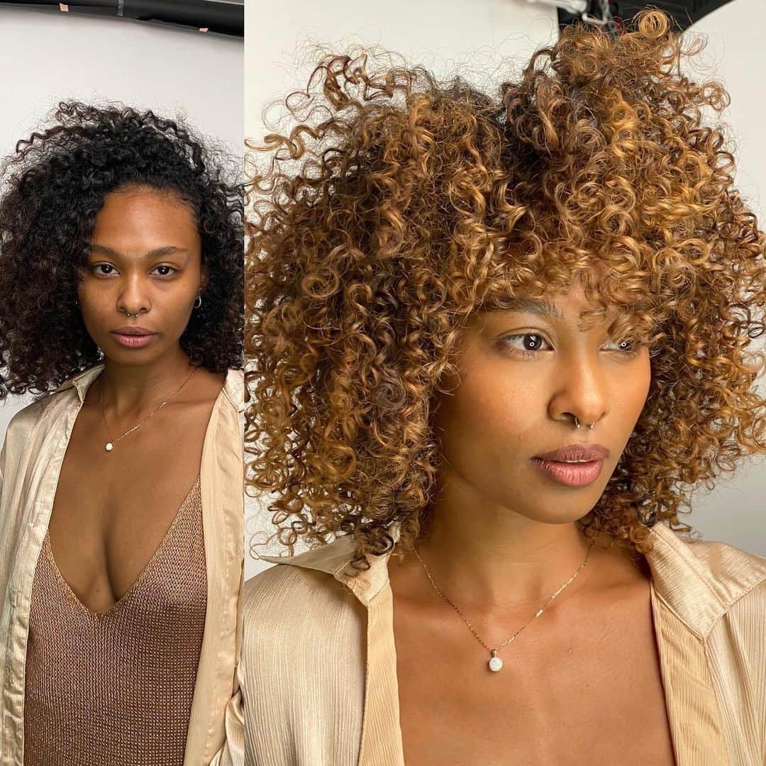 Sam Villaさんのインスタグラム写真 - (Sam VillaInstagram)「We love a #hairtransformation! These #curls look happy, healthy, and hydrated. Sometimes clients think that a big change means a #bigchop - but it doesn't have to! A change in #haircolor can help your client to feel refreshed. ⠀ ⠀ Hair by @leysahairandmakeup @redken and @mizani Ambassador using:⠀ #redken #ShadesEQ⠀ #mizani #25miraclecream #mizanifoamwrap」2月22日 2時25分 - samvillahair
