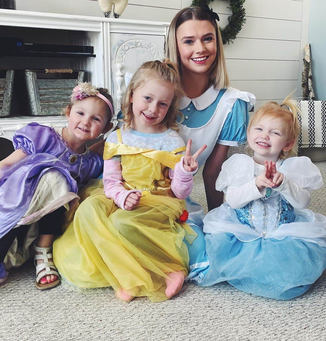 ライナ・ローソンのインスタグラム：「You don’t go to a princess tea party and NOT dress up... Alice and all her gals 🤍」