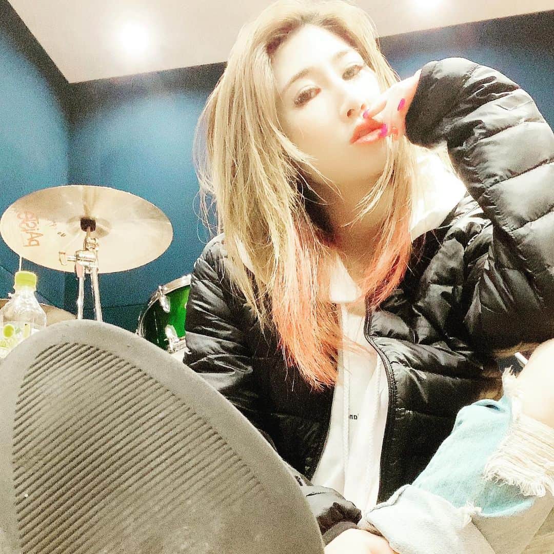 赤崎ティナ（西浦舞由美）のインスタグラム：「#サウンドスタジオ　入ってばちばちに新曲叩き込みました！！ 急遽インスタライブも回せたし！ 最高でした！ 編み込みも頭皮ダメージ考えて外したので、レアな写真だなあ。とおもい撮ってみた🧏‍♀️ 編むかトーンあげるか、めっちゃ悩んでる。 #シンガーソングライター #赤崎ティナ #ママのダイヤモンド #クレティナ #モデル　（元） 絶対モデルなら編み込まないんだけどね。 今日も素敵なライブありがとう！ #インスタライブ 今何してるって？ #エニシーグローパック　だよん いい値段するけど騙されたと思ってやった方がいいよ！まぢで」