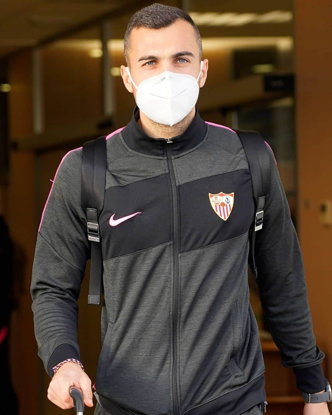 セビージャFCのインスタグラム：「🛫 Rumbo a Pamplona.  Buen vuelo, caballeros. 👌🏼  #WeareSevilla #OsasunaSevillaFC #laliga  #nuncaterindas」