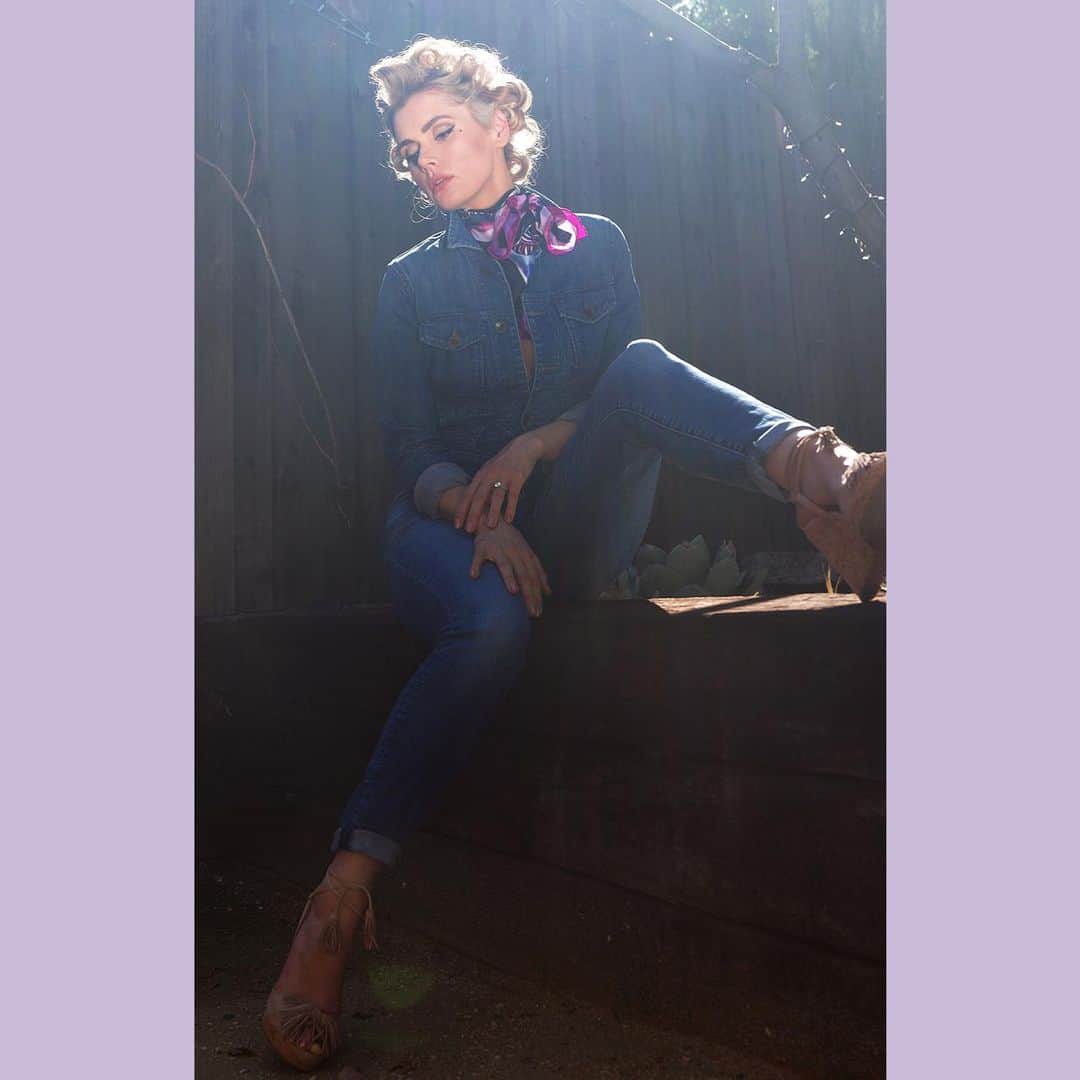 のインスタグラム：「Ending my weekend feeling like this...savoring life. Thank you @jamielattalove @hcorson @richiekeen for the quick getaway to wine country. Filled me up ⬆️!!!  Pic from photoshoot a year ago. Back before we even fathomed wearing masks and back when I was a blonde. #SoulfulSunday  photographer @dimitryl 📷 hair/makeup by @lambpants styled by @taraaquilinastyle」