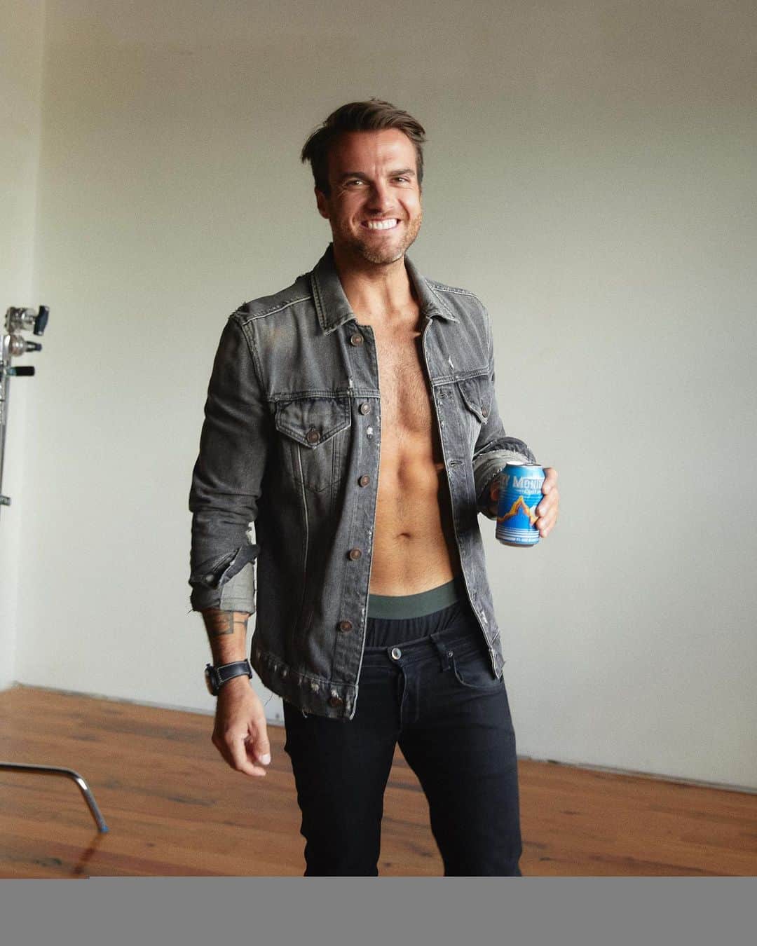 リアン・ドーソンのインスタグラム：「getchoself a photographer that has the patience to let you drink beers during (and for most of) a shoot. having said that i could definitely hear nolan’s eyes rolling when i asked him to take these...rightfully so.」