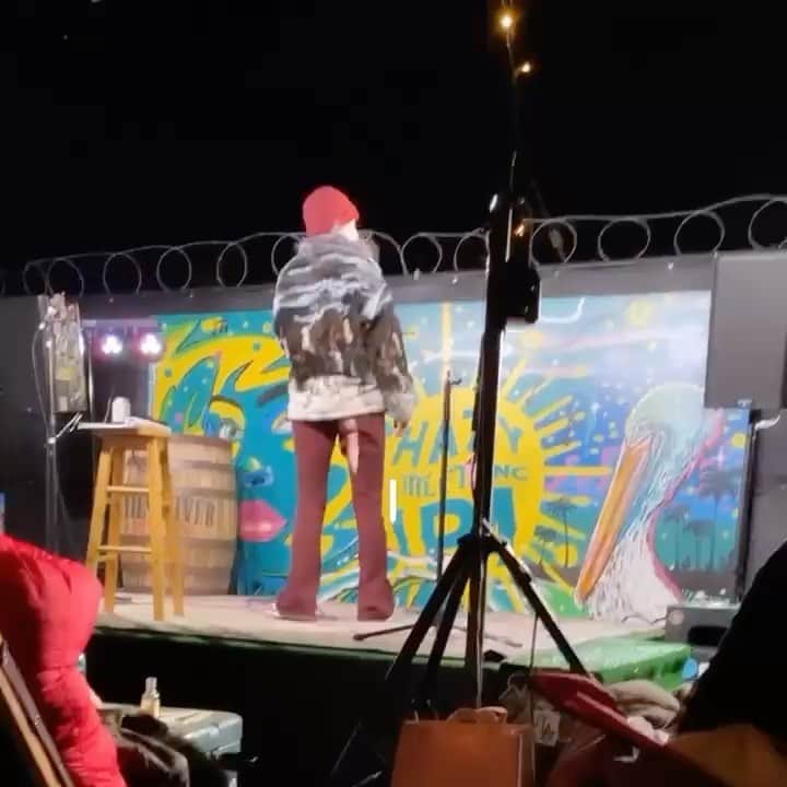 ウィットニー・カミングスのインスタグラム：「I finally get to do stand up in California and I split my God damn trousers」