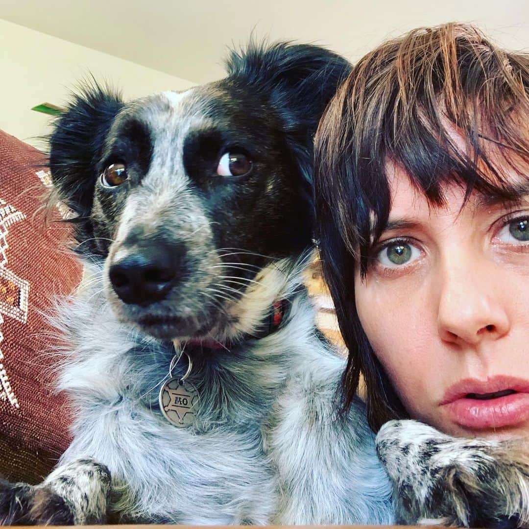 キャサリン・メーニッヒのインスタグラム：「👀」