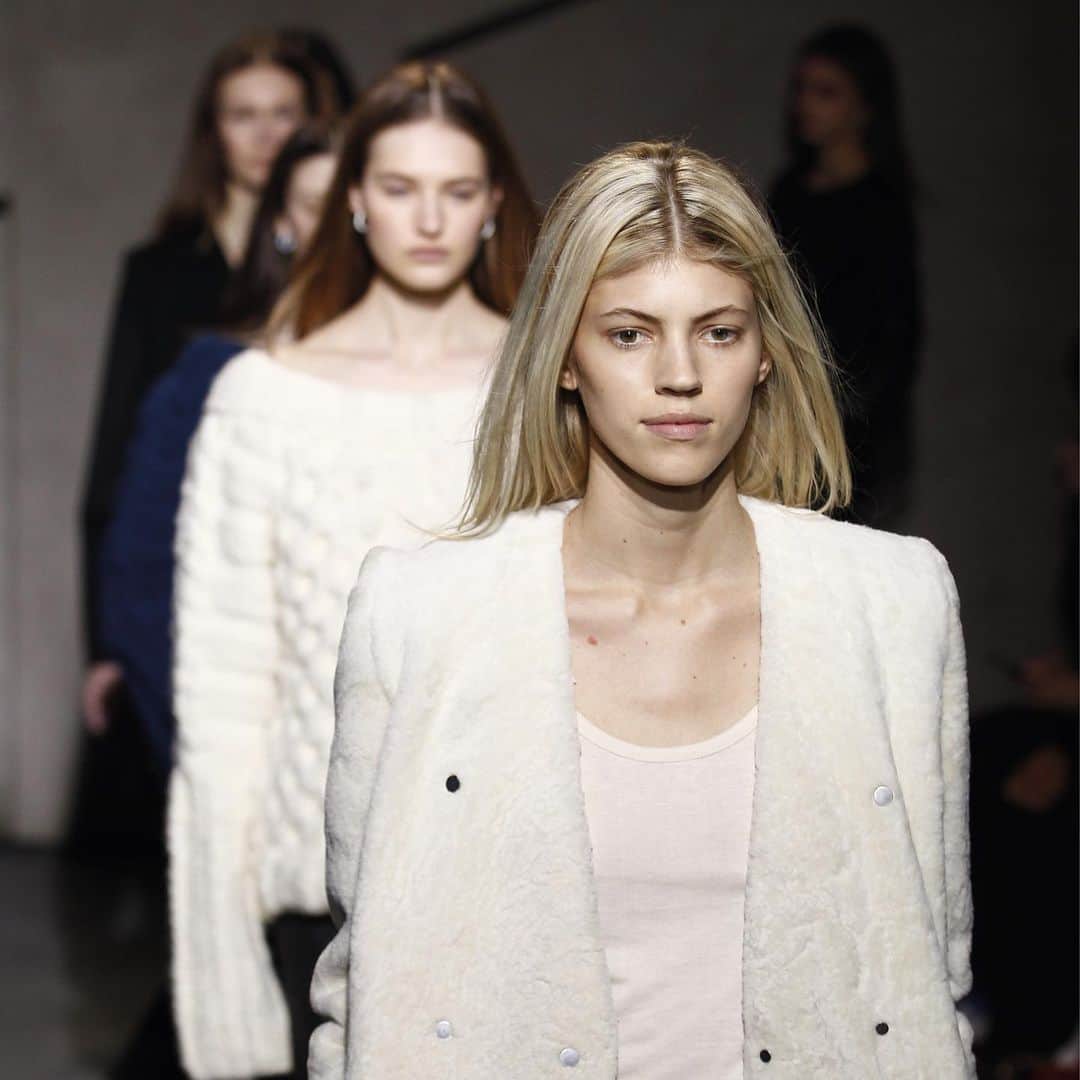 イーチ x アザーのインスタグラム：「COLLARLESS WHITE SHEARLING COAT - RUNWAY FINALE @devonwindsor」