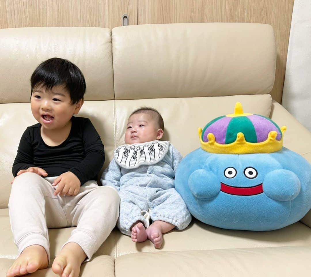 のインスタグラム：「先日あった長男の2歳検診。 内容は身体測定、歯科検診、イラストを見てこれ何？犬はどれ？など言葉や行動の発達チェックなど。 子供の成長は嬉しくて楽しいけれど、 そこにたどり着くまではとんでもなく大変なことも多い。 育児は育自、これほんとうまいこと言うよなぁと実感(笑) 里田まいさん　@maisatoda_official  のお子さんの誕生日の時の投稿が今の自分の気持ちを代弁してくれているかのようで、とても共感できて励まされた😊  兄弟、キングスライムと一緒に⭐️  #2歳 #兄弟　#子育て　#2歳児検診　 #子育て　#育児　#男の子ママ　#里田まい　さん　#キングスライム　##2yearsold #brother #아들 #아들스타그램 #아들맘」