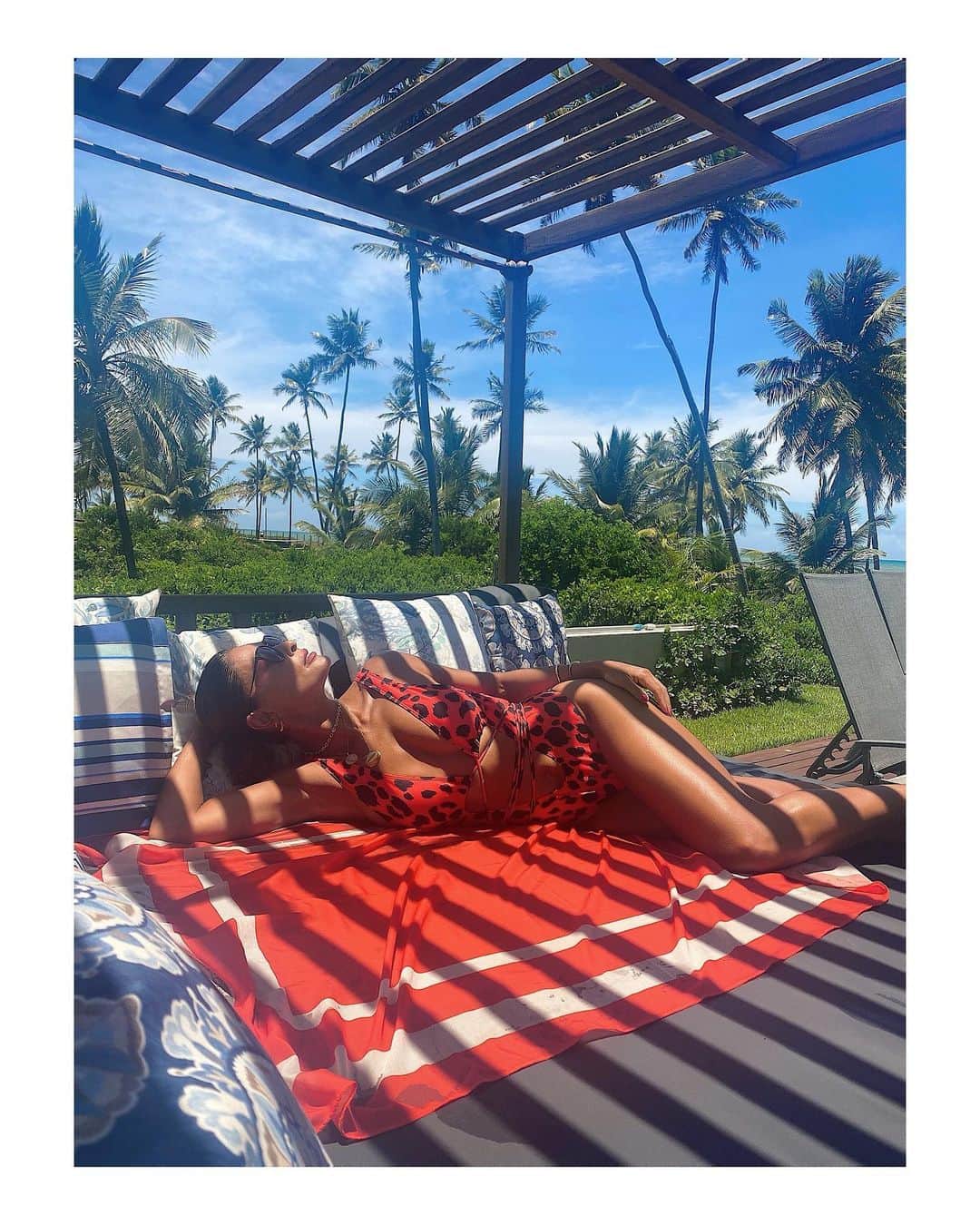 ジュリアナ・パエスのインスタグラム：「Sunday ☀️」