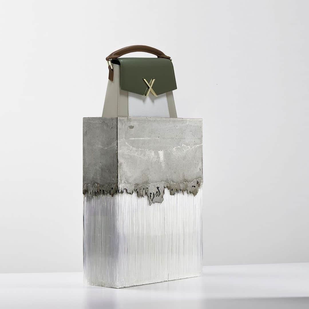 イーチ x アザーのインスタグラム：「COLOR BLOCK SCULPTED HANDBAG」