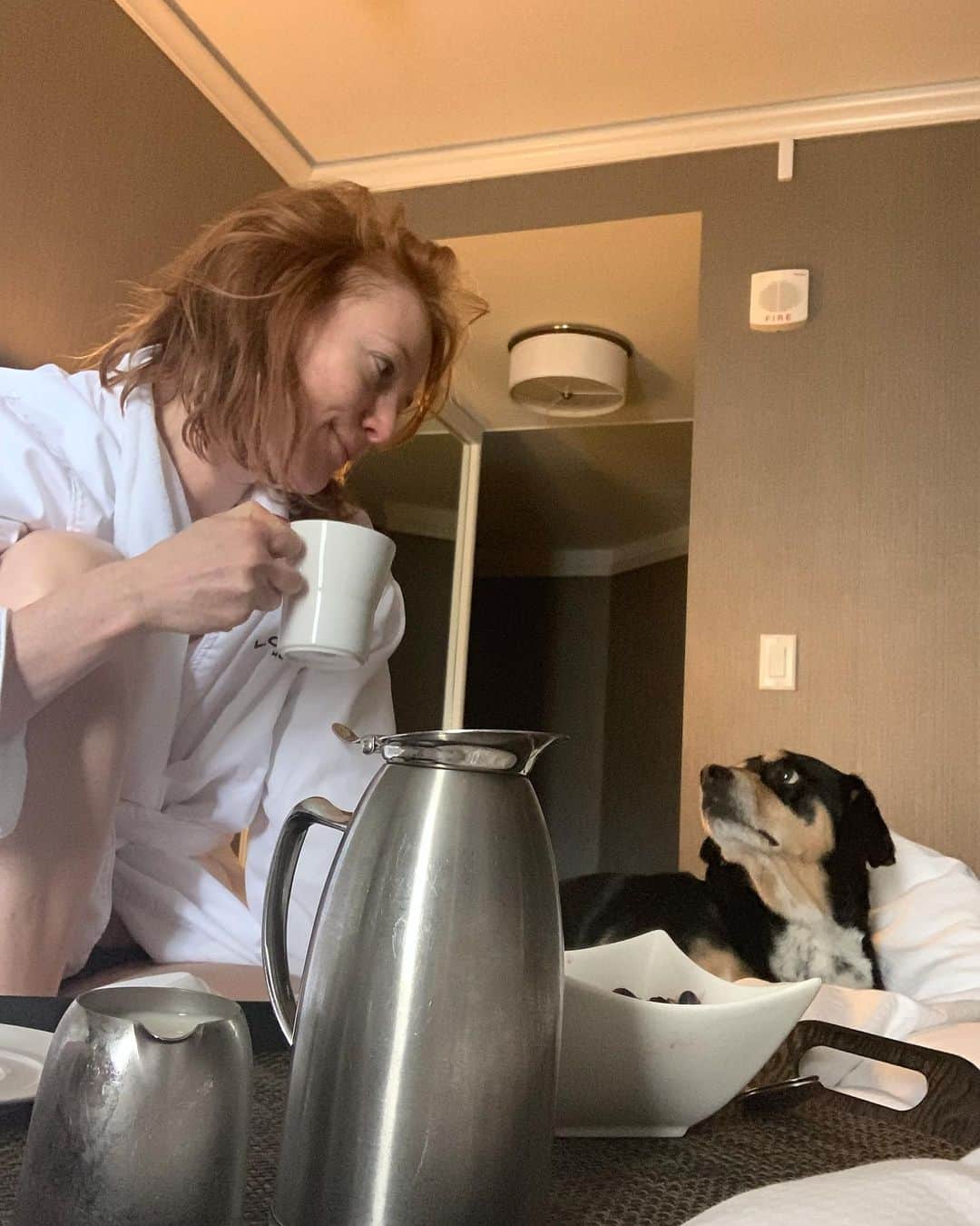 アリシア・ウィットさんのインスタグラム写真 - (アリシア・ウィットInstagram)「happy sunday! dr karen here, at your (dubious) service. what a thrill to see that #icarealot is the #1 movie in the US @netflix 🎉 so glad so many of you are enjoying it, and particularly @mspike’s incredible performance. grateful to #jblakeson for inviting me to be a small part of it!!  #rosamundpike #diannewiest #peterdinklage #icarealotnetflix」2月22日 2時58分 - aliciawitty