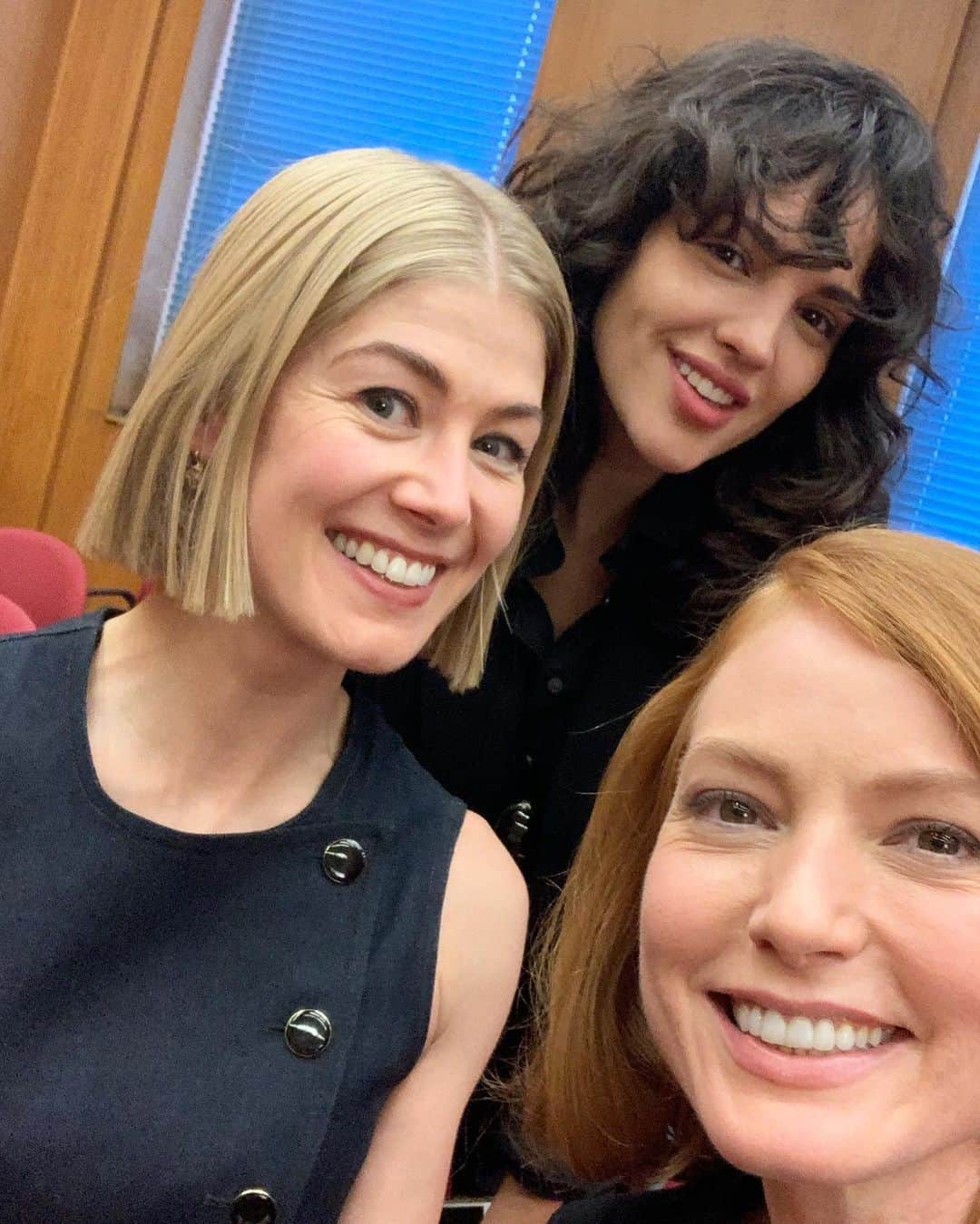 アリシア・ウィットさんのインスタグラム写真 - (アリシア・ウィットInstagram)「happy sunday! dr karen here, at your (dubious) service. what a thrill to see that #icarealot is the #1 movie in the US @netflix 🎉 so glad so many of you are enjoying it, and particularly @mspike’s incredible performance. grateful to #jblakeson for inviting me to be a small part of it!!  #rosamundpike #diannewiest #peterdinklage #icarealotnetflix」2月22日 2時58分 - aliciawitty