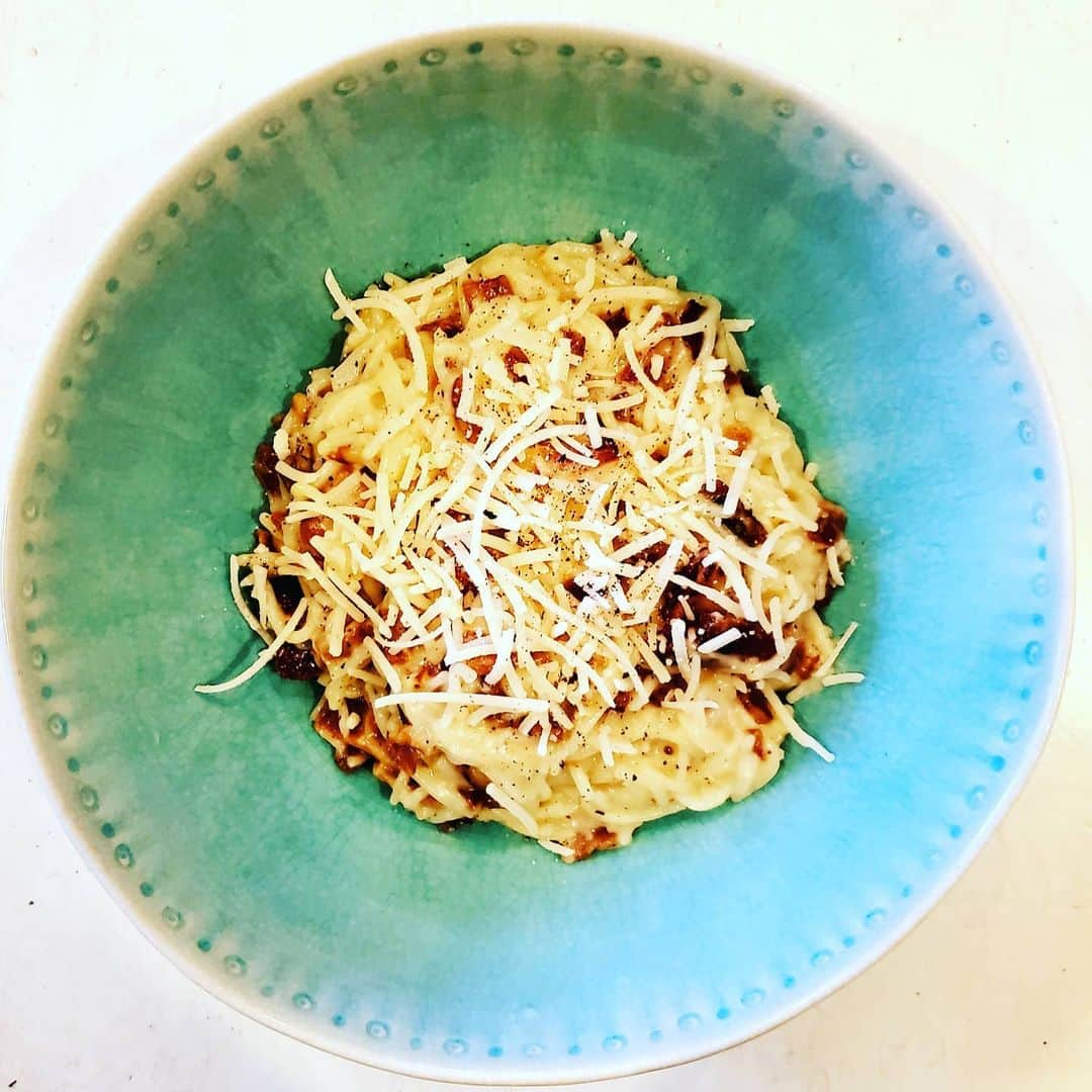 ガソリングラマーさんのインスタグラム写真 - (ガソリングラマーInstagram)「PLANT BASED SPAGHETTI CARBONARA #GASOLINEKITCHEN 🍝🌿🥓🧀🧄 @andean.dream #glutenfree #quinoa #spaghetti #PASTA  @trysimplyeggless #egg @followyourheart #parmesan #vegancheese  @munchiesdiner #bacon #veganbacon  @mountainroseherbs garlic powder black pepper kiawe smoked salt  @oatly #oatmilk  #vegancheese #cheese  #vegan #veganfood #whatveganseat #plantbased #vegetarian #VEGANGOOD #vegansofig #veganfoodie #foodie #plantbased #plantbasedfood #plantbasedfoodie @gasolineglamour #gasolineglamour  @gtfoitsvegan  #gtfoitsvegan #spaghetti  #spaghetticarbonara  #vegancarbonara  Recipe via @damn_delicious Veganized by me  @anthropologie #HAVANA bowl in mint」2月22日 2時56分 - gasolineglamour