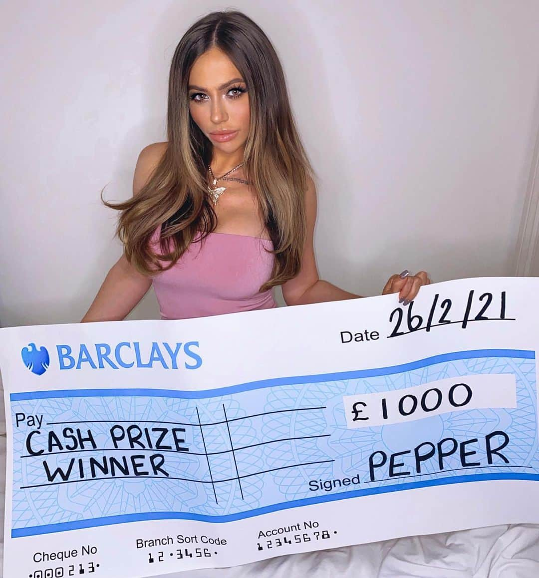 ホーリー・ヘイガンのインスタグラム：「£1000 𝐆𝐈𝐕𝐄𝐀𝐖𝐀𝐘 🌹🛍🎁  I have teamed up with @peppergirlsclub for an amazing cash giveaway! 🤩 . All you need to do to win is👇🏻 . 1️⃣ Follow @peppergirlsclub  . 2️⃣ Like and tag a friend in their competition post on their page.  . 3️⃣ share their post to your story for bonus entries.  Winner will be announced on the 26th of February 2021 BY @charlottegshore only on @peppergirlsclub page 🙌🏻 . Good luck guys 🤞🏼❤️ . YOU MUST FOLLOW ALL OF THE RULES TO BE IN FOR A CHANCE TO WIN!💰」