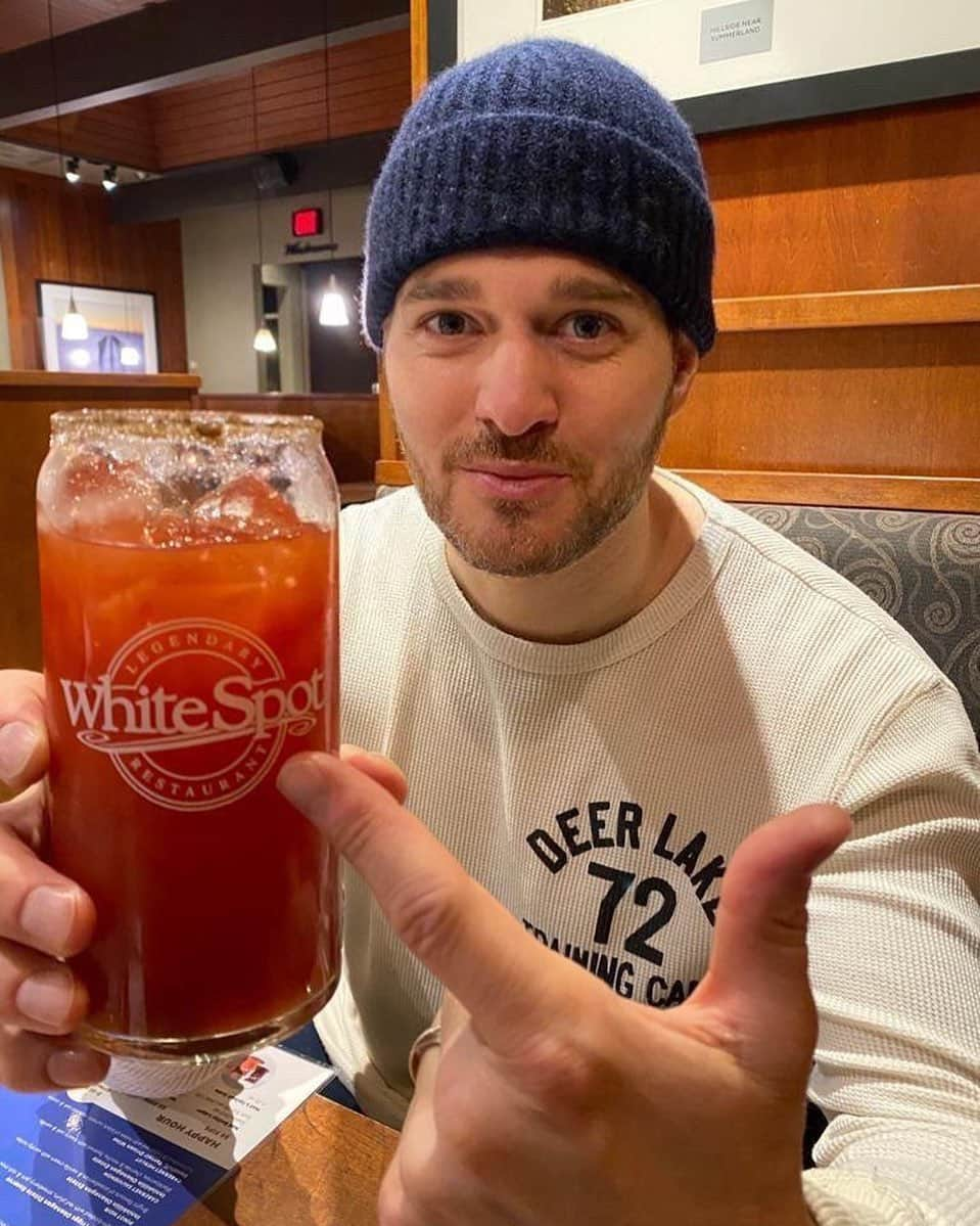 マイケル・ブーブレのインスタグラム：「When we get through Covid and it’s safe to travel, bring your beautiful family to British Columbia, Canada. Don’t miss out on @whitespot_restaurants , a Legendary place to have a burger & Caesar.  #hometown #childhood #noplacelikehome」