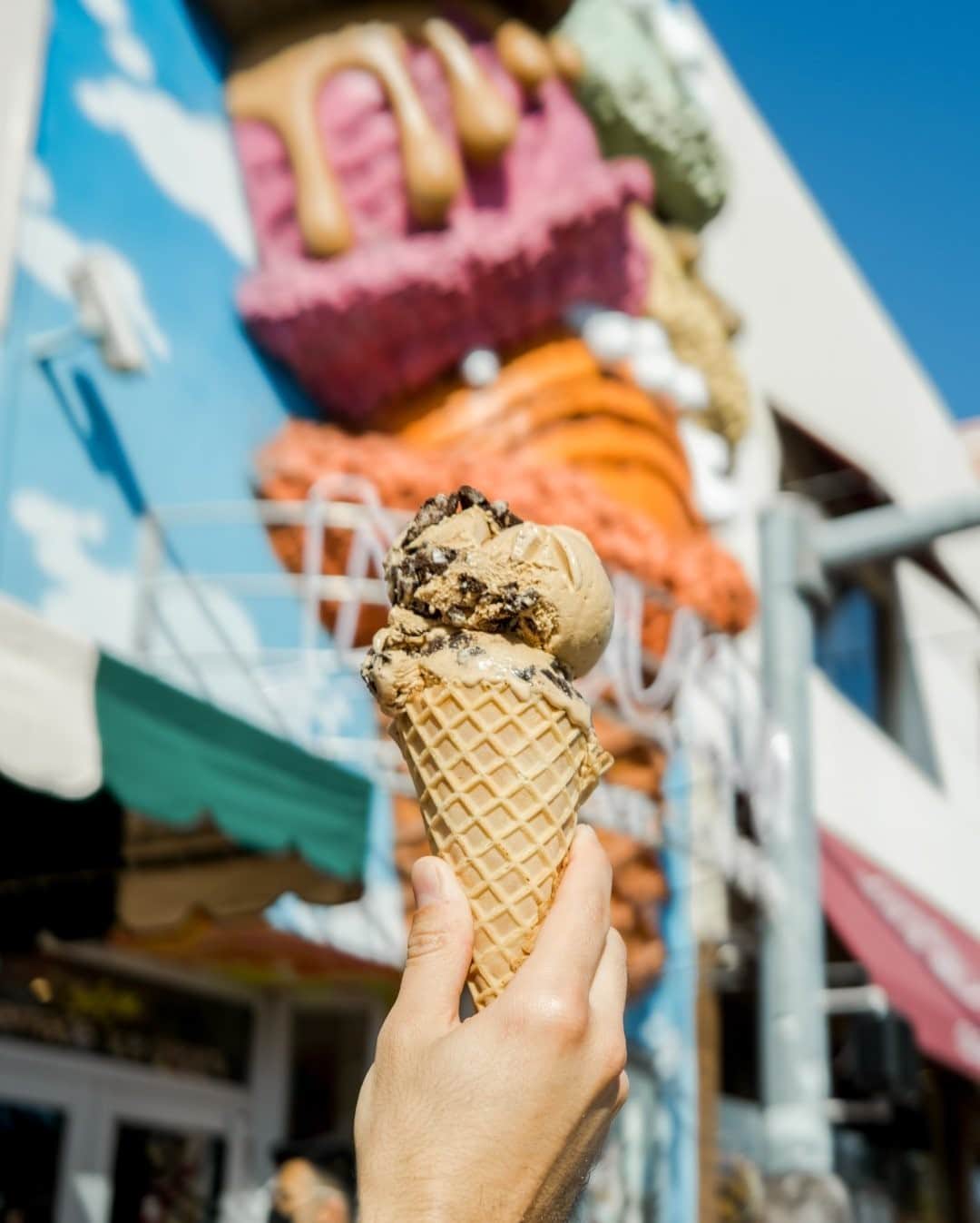 MR PORTERのインスタグラム：「I scream, you scream 🍦 Miami is known for its bustling food scene but sometimes we like to forgo a reservation at a must-eat restaurant for something a little simpler. What flavour would you choose? #MRPORTERontheroad   📷: @yossib」