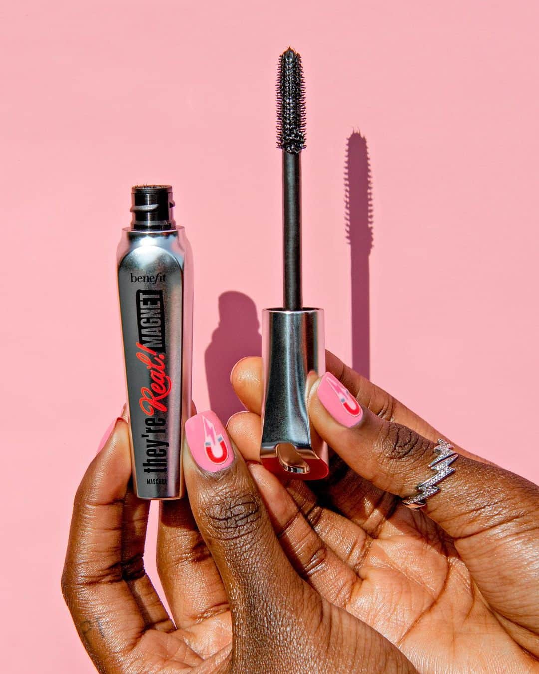 Benefit Cosmeticsさんのインスタグラム写真 - (Benefit CosmeticsInstagram)「Drop a 🧲 in the comments below if you NEED to get your hands on our NEW They're Real! Magnet Extreme Lengthening Mascara! 📸: @browngirlhands」2月22日 3時02分 - benefitcosmetics