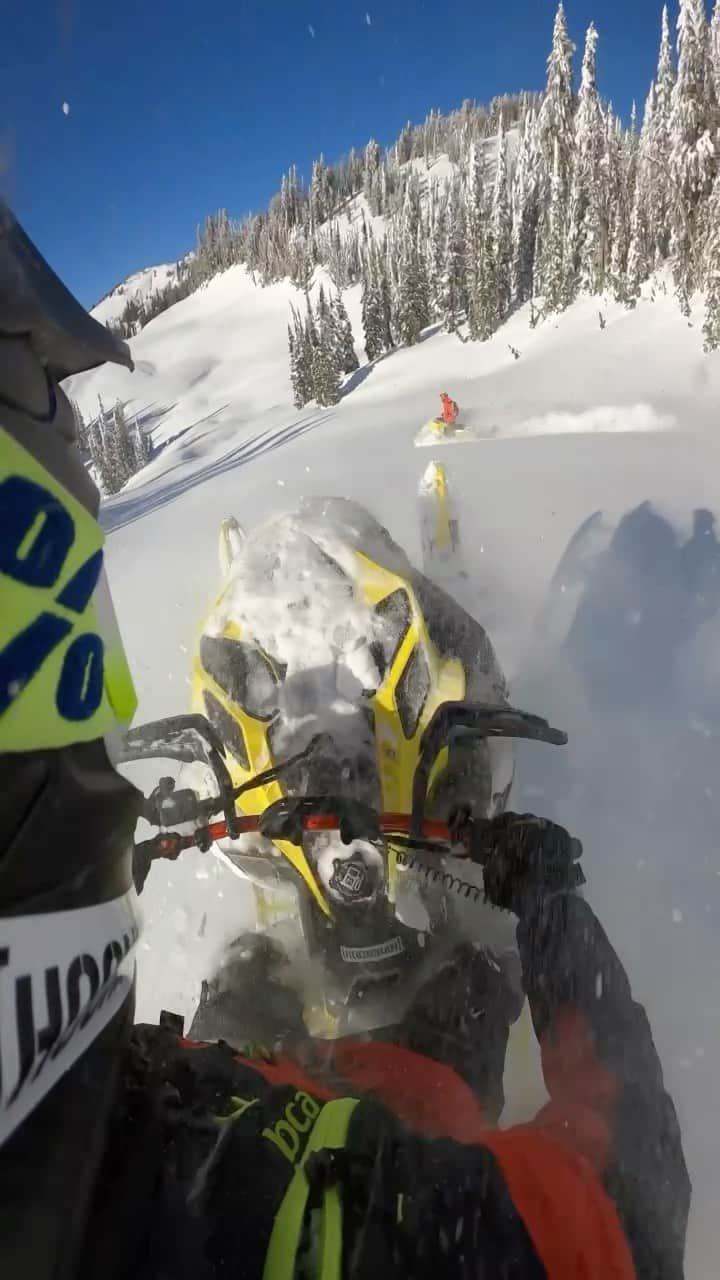 ケン・ブロックのインスタグラム：「Check out this “powder paradise” run as I follow pro rider @Tony_Jenkins (on a matching @SkiDoo Summit Turbo) in the backcountry near Jackson, Wyoming. This was one of the best powder shredding runs I have ever had, and following Tony is always a good time. #powderfiend #SkiDooSummitTURBO」