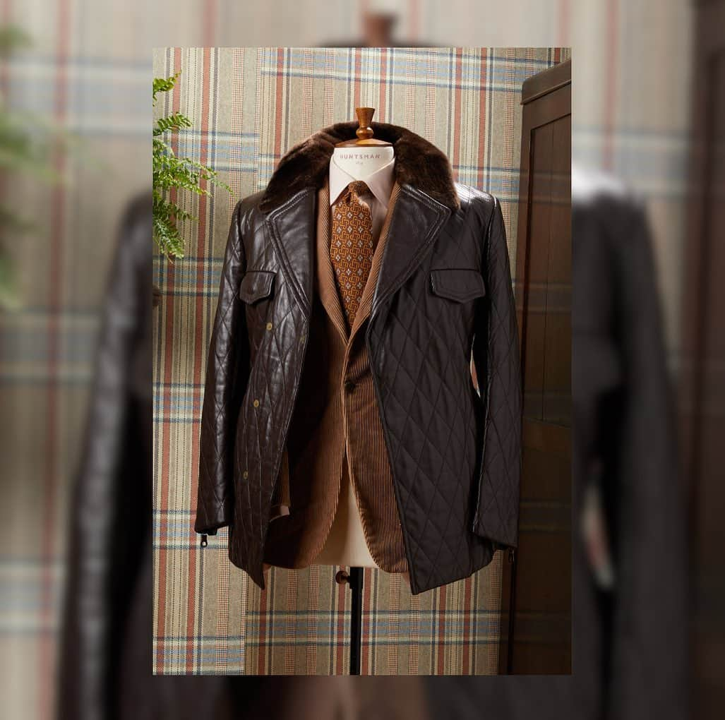 ハンツマンのインスタグラム：「This weeks bespoke inspiration from the archive a classic car coat, in brown leather with fur trim collar. Perfect for those of you  dreaming of the open-road, and like to tour with the top-down. Car coats have been synonymous with 'motoring attire' since the dawn of the private automobile, from ankle-length, wax coated overalls, to the beautifully tailored example here. An example of how function can meet form to create something exquisite.   The double pocket style of this coat is not dissimilar to its contemporary counterpart, the Huntsman cashmere safari jacket,  which is available in both Ready To Wear and as a Made To Order service.   Connect with our team using HUNTSMAN LIVE to share the inspiration for your own bespoke commissions, or video shop.  #Huntsman #HuntsmanAtHome #Bespoke #BespokeTailoring #SavileRow #HuntsmanSavileRow  #Menswear #Businesswear #Suiting #LuxuryMenswear #Concierge #MensStyle #StyleGuide #CarCoat #MotorStyle #BespokeCar #Driving #MotorHistory #StyleIcon #BritishTailoring #FashionHistory」