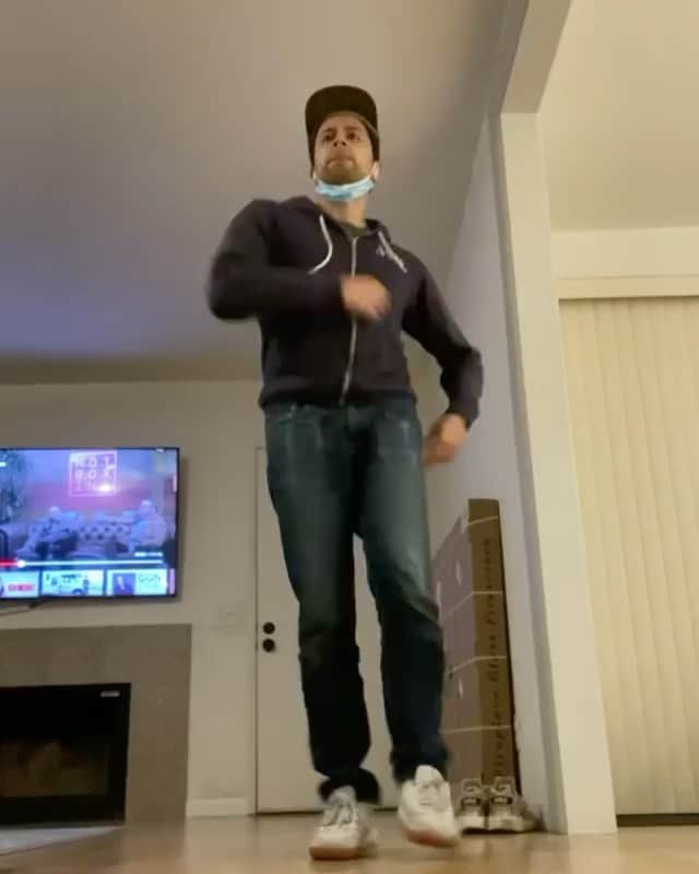 レスリー・ジョーンズのインスタグラム：「Here he is again my favorite dancer! So awkward but so joyful! I think he started these videos for me. It started off as funny now I can’t wait til he does one!! Do it @fahimanwar Music is Izzy Bizu-MG」