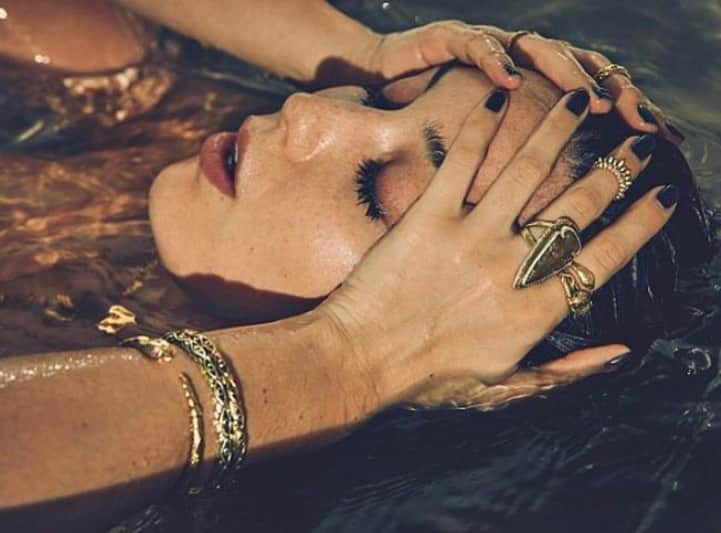 デイジー・ロウのインスタグラム：「My Self care Sunday inspiration taken by the one and only @guyaroch for @pamelalove too many moons ago... will try & recreate this before bed tonight 💜🛁🌙🔮」