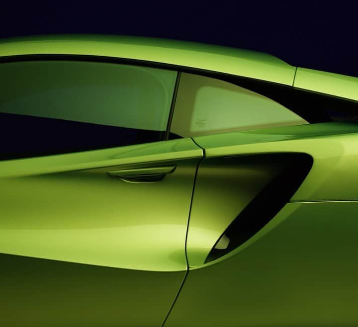 McLaren Automotiveのインスタグラム：「The McLaren Artura also features our signature dihedral doors. These now open even closer to the body of the car, with the innovative MCLA carbon chassis providing strength, but also easy ingress to the cars' amazing cabin. ​  #McLarenArtura​」