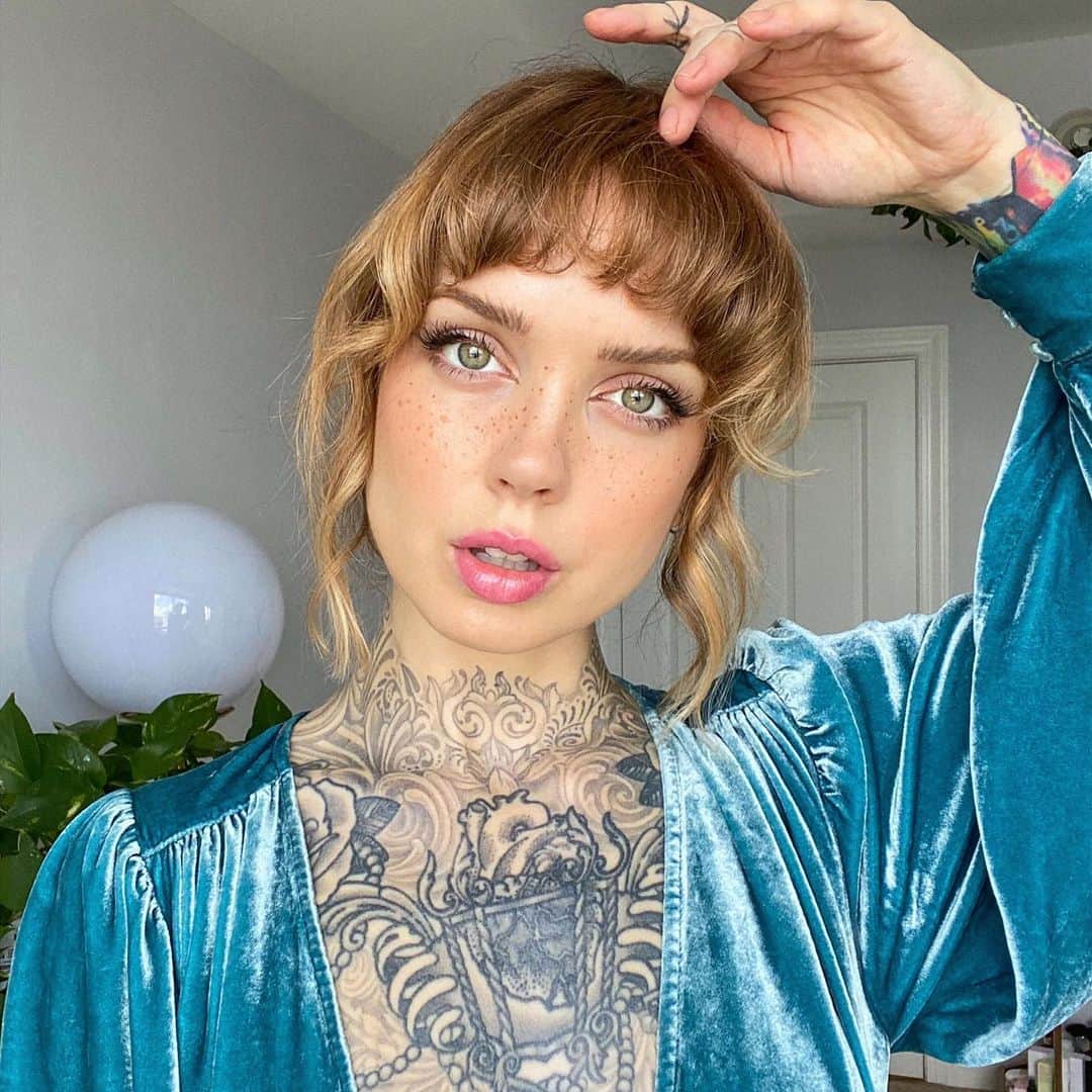 サラ・Xのインスタグラム：「I have a little video tutorial of how I curl my bangs like this coming to my other account soon! DM me if you’d like to follow 💕✨」