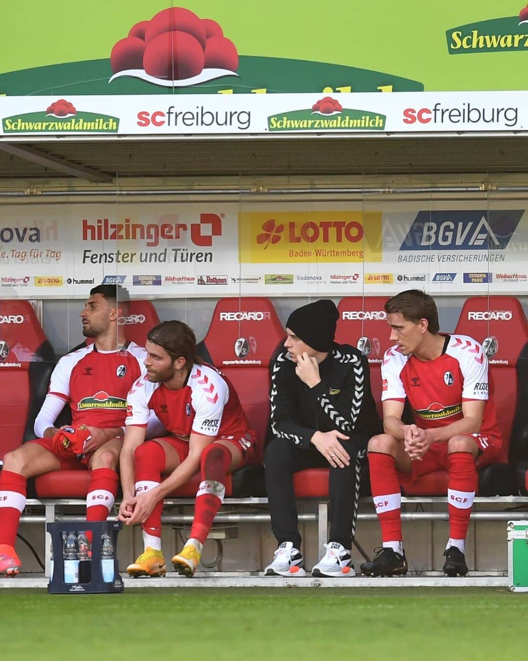 ニルス・ペテルセンのインスタグラム：「#BescheidenesWochenende 😒#SCFFCU #SCF #NP18」