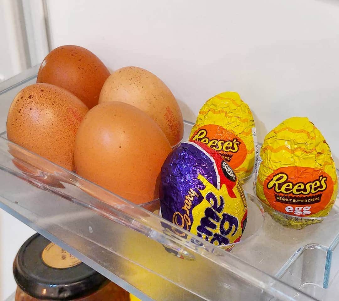 Ami Yamato（ヤマトアミ）のインスタグラム：「I love it when my fridge is fully stocked. . . . #cadbury #cadburys #cremeegg  #reeses #reesespeanutbuttercups #reeseseggs #egg #chocolate #chocolatelover #peanutbuttercups #cadburyscremeegg」