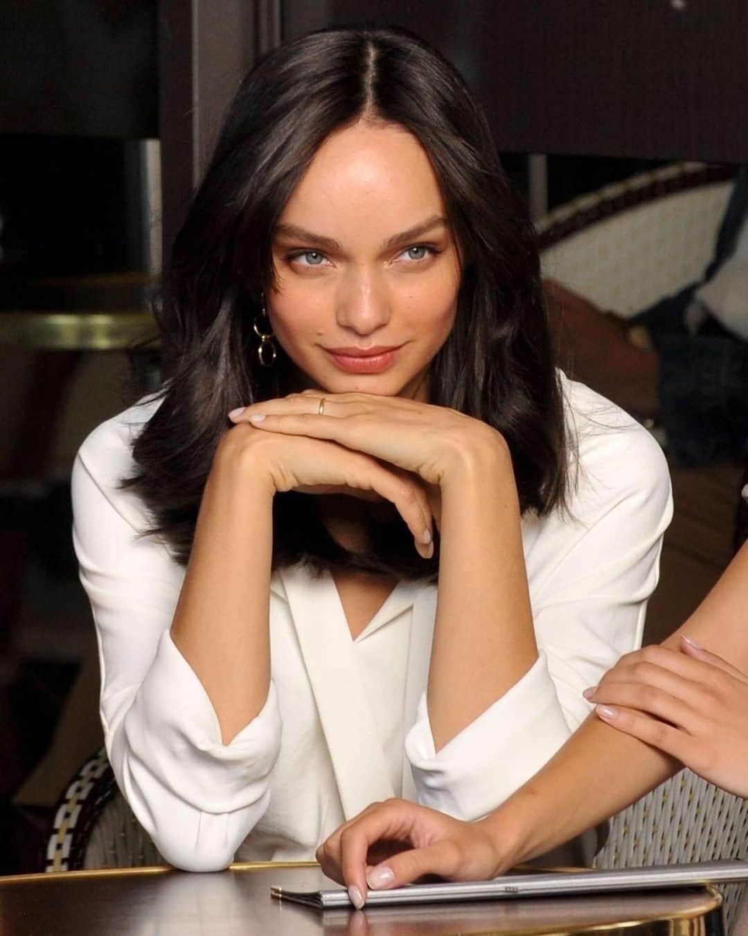 ルマ・グローテのインスタグラム：「When you are sitting on a table with 6 men and you have to tell them why they need to get on board with your feminist project. 🦋  Do you think I convinced them?  Write yes or no in the comments below.」