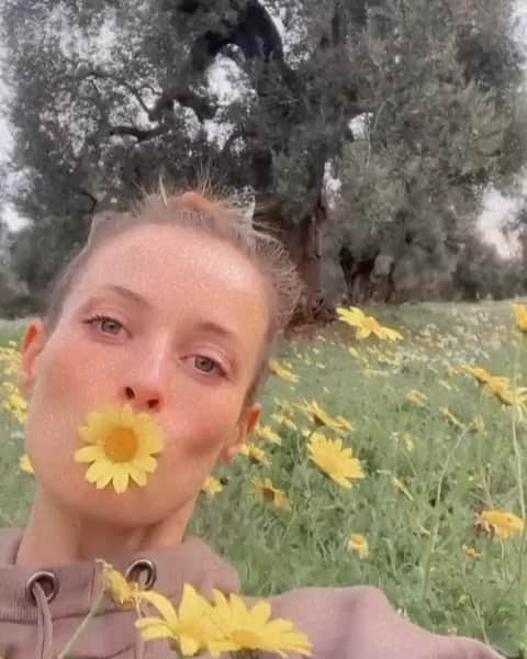 フラヴィア・ルチーニのインスタグラム：「Happy 🌼 Sunday」